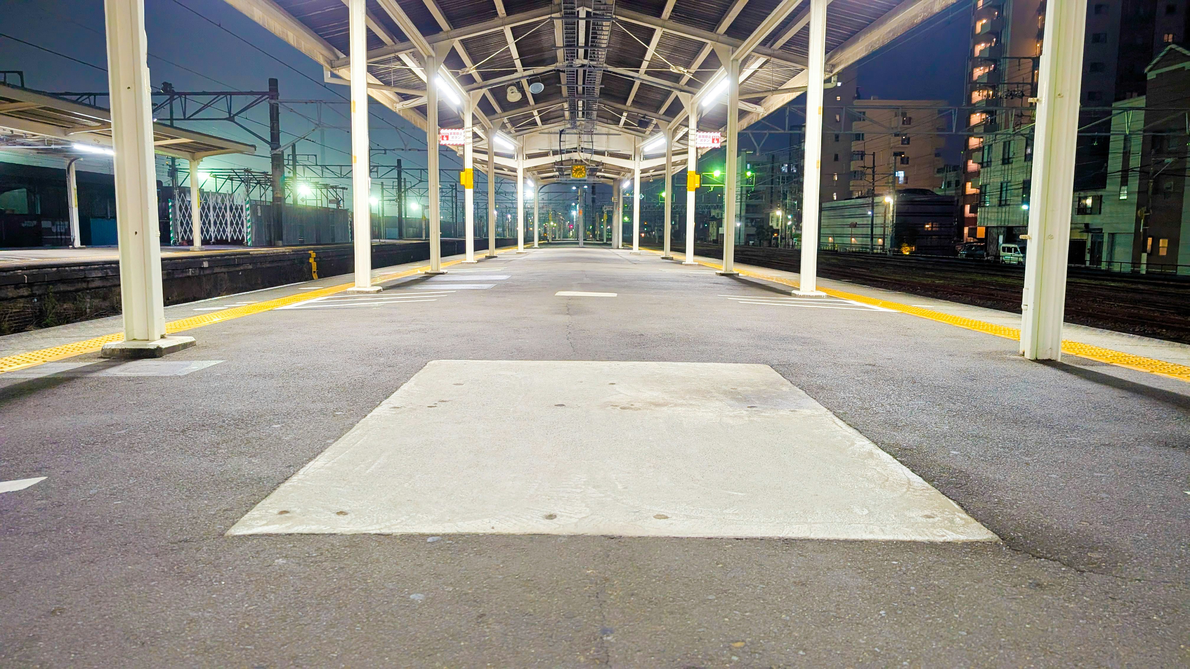 夜の駅のホームの広い通路