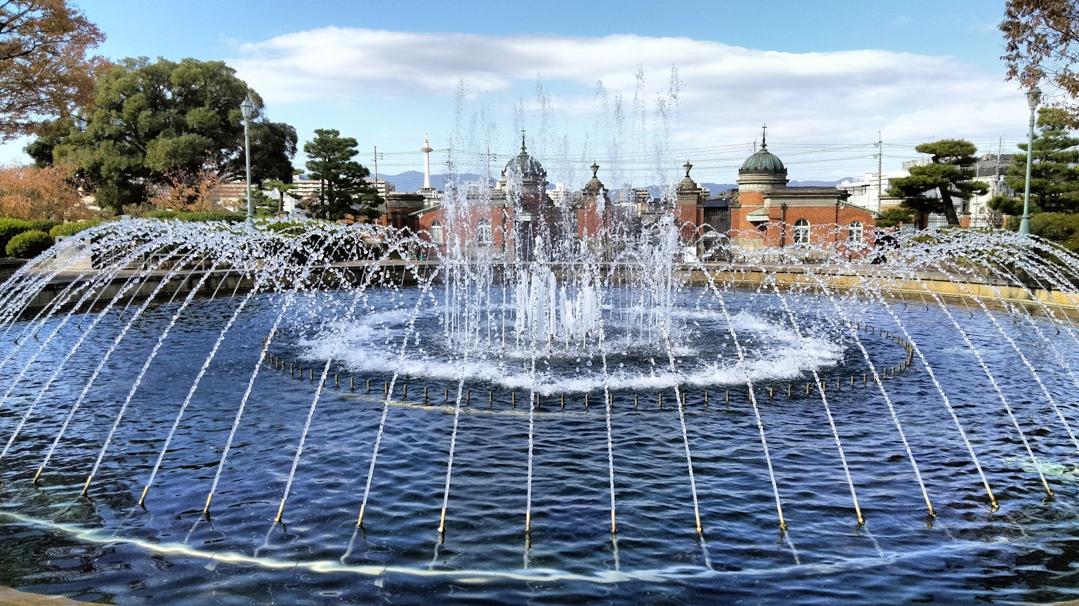 Ein schöner Brunnen, der Wasser in einem kreisförmigen Muster sprüht