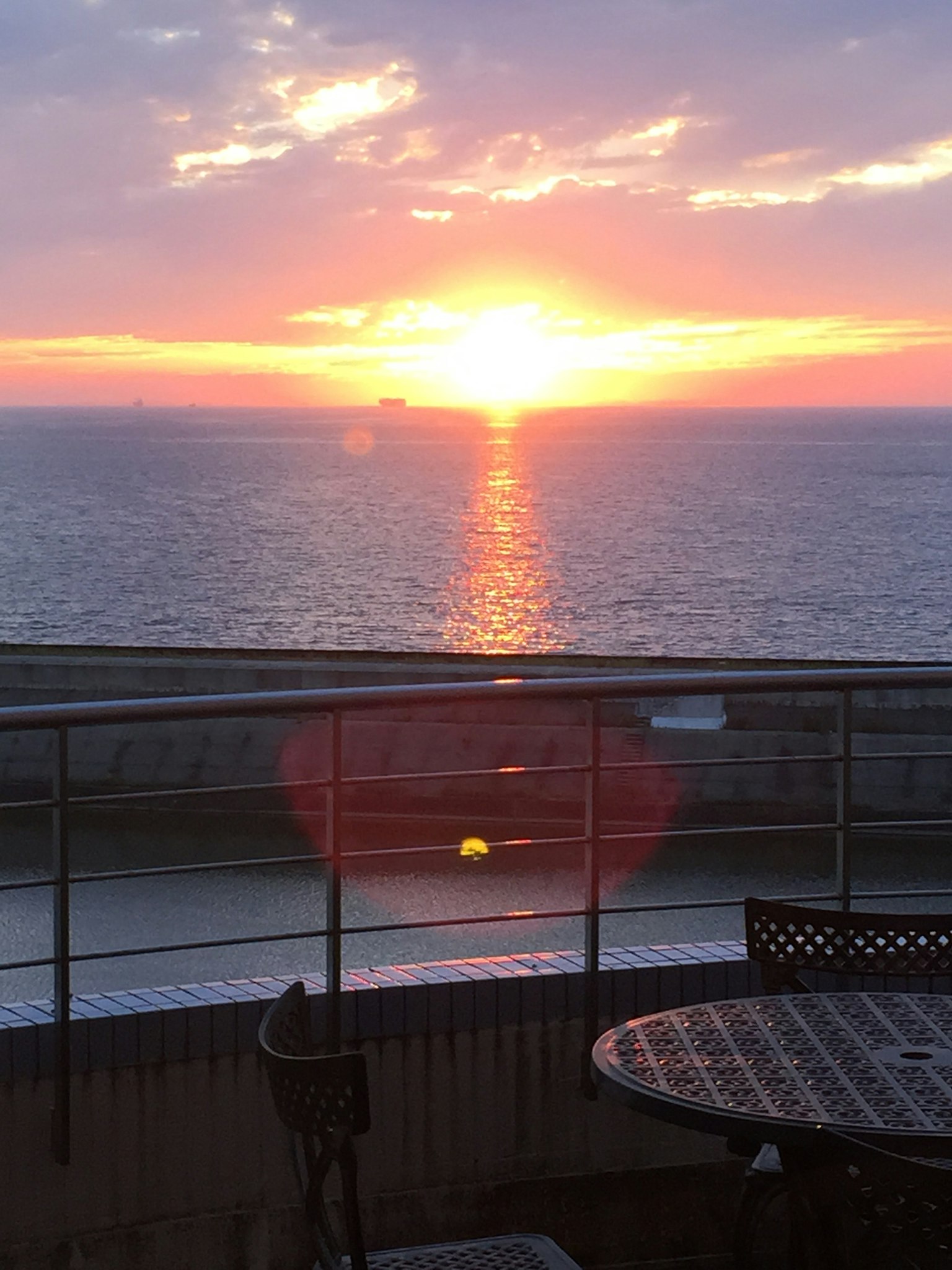 Vista spettacolare del tramonto da un balcone che si affaccia sull'oceano
