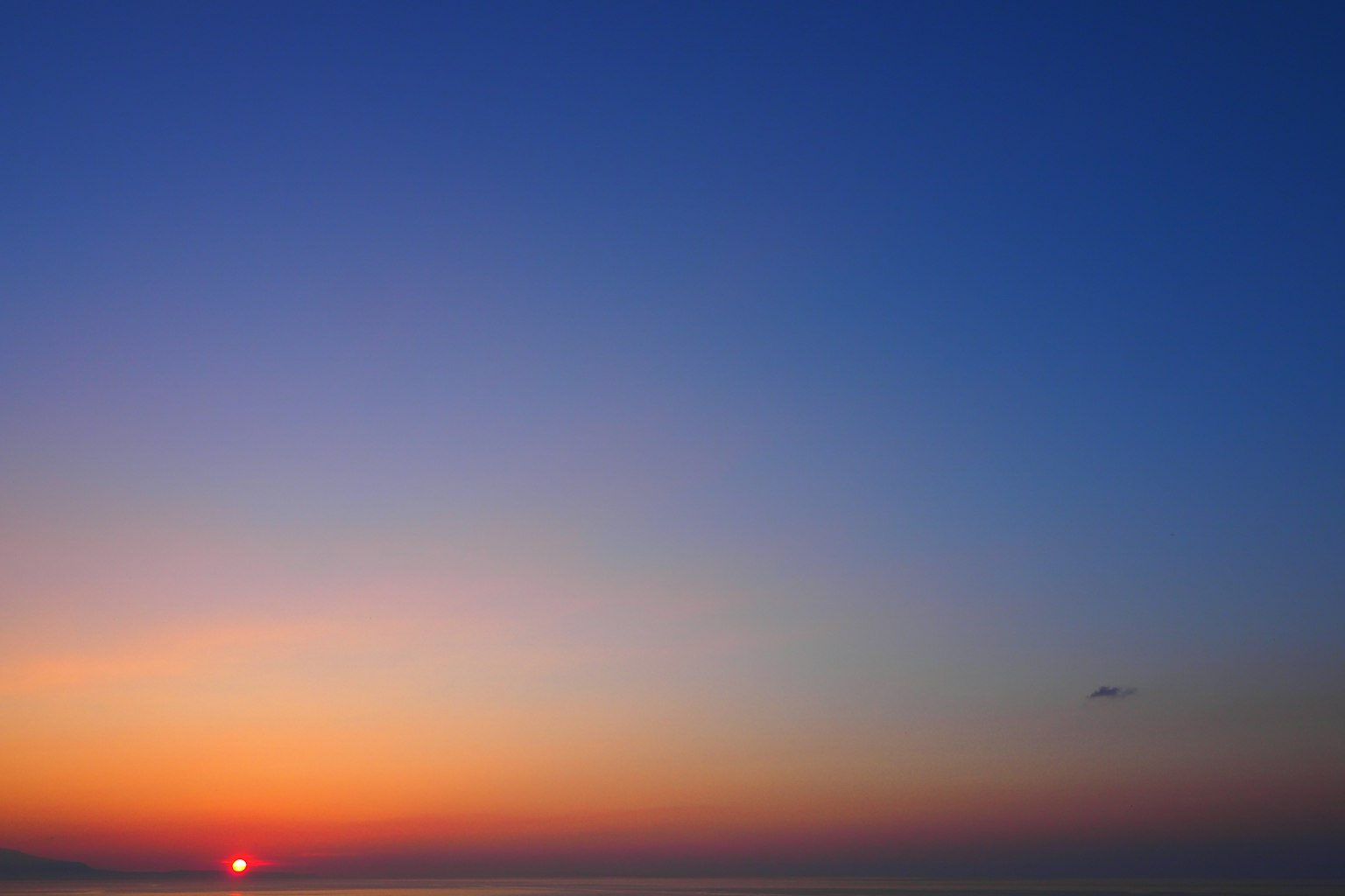 Cielo de gradiente hermoso al atardecer con un avión