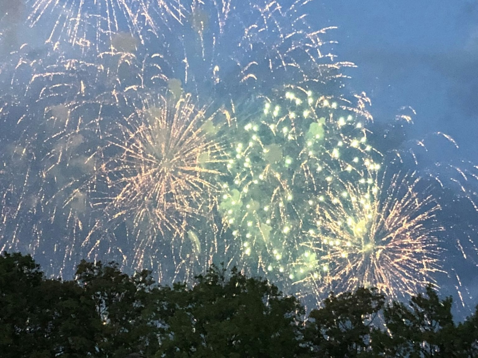Splendido spettacolo di fuochi d'artificio contro un cielo blu