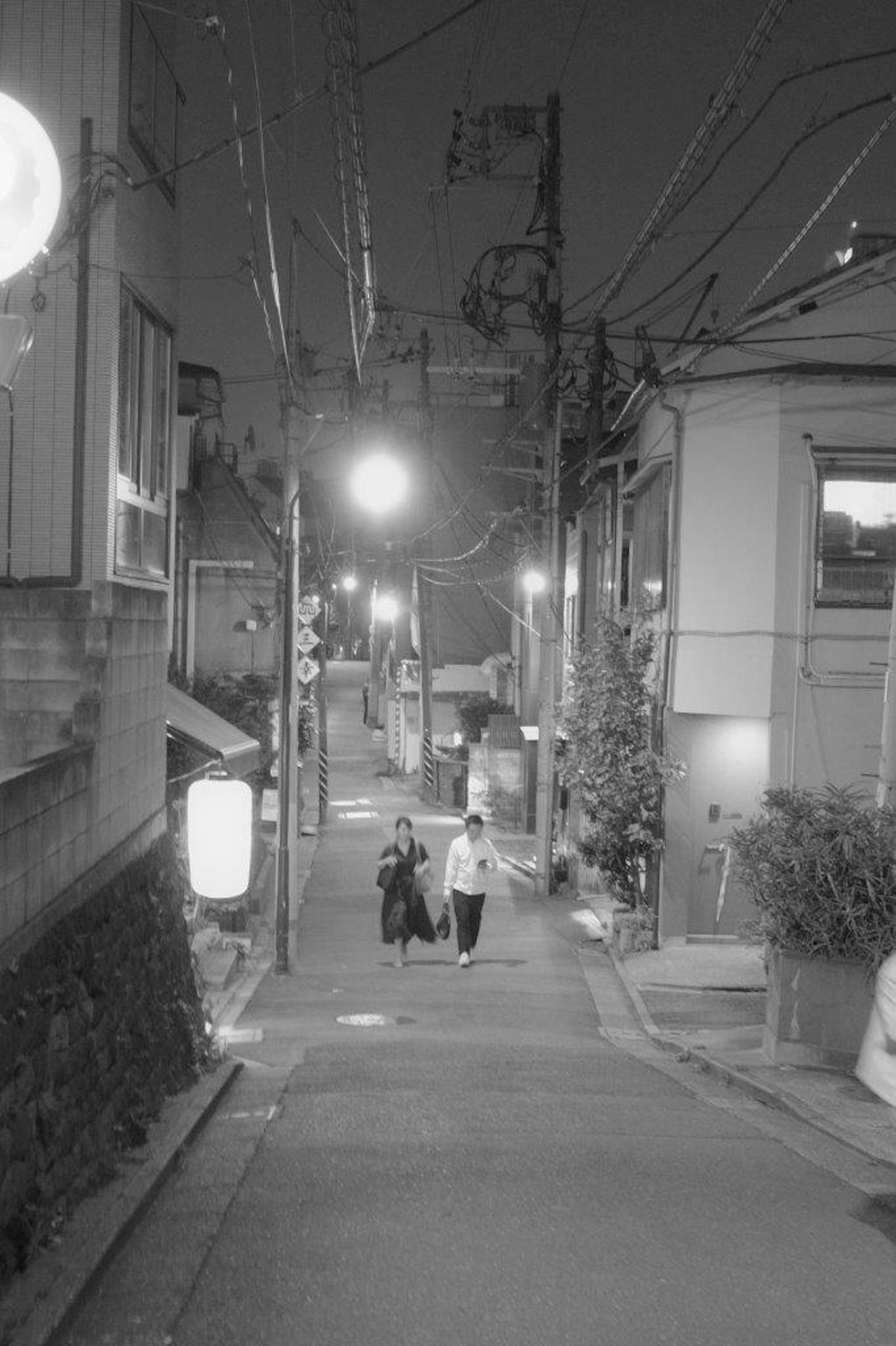 夜晚街道上行走的人们与街灯