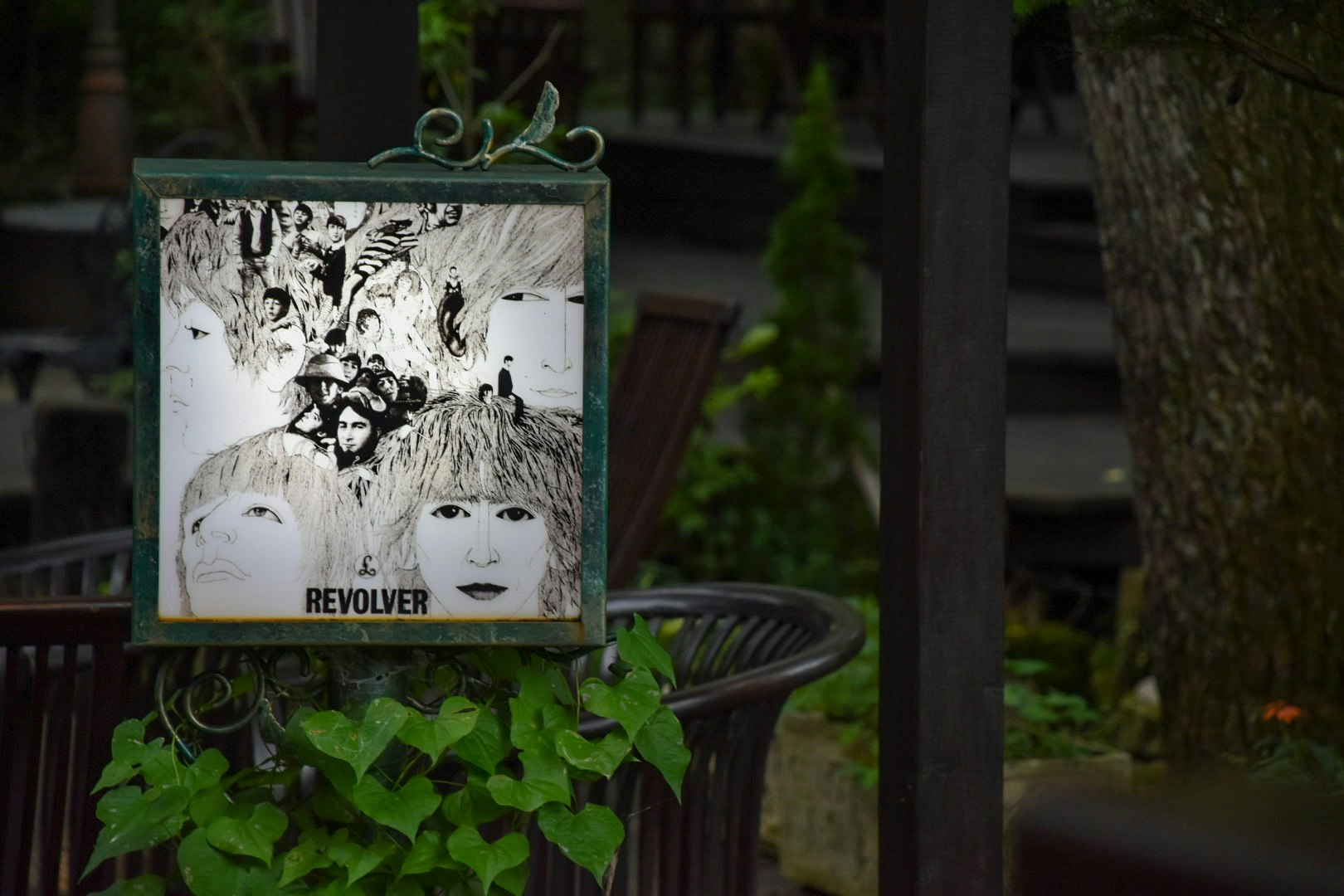 panneau avec une illustration d’arme posé sur un banc de jardin
