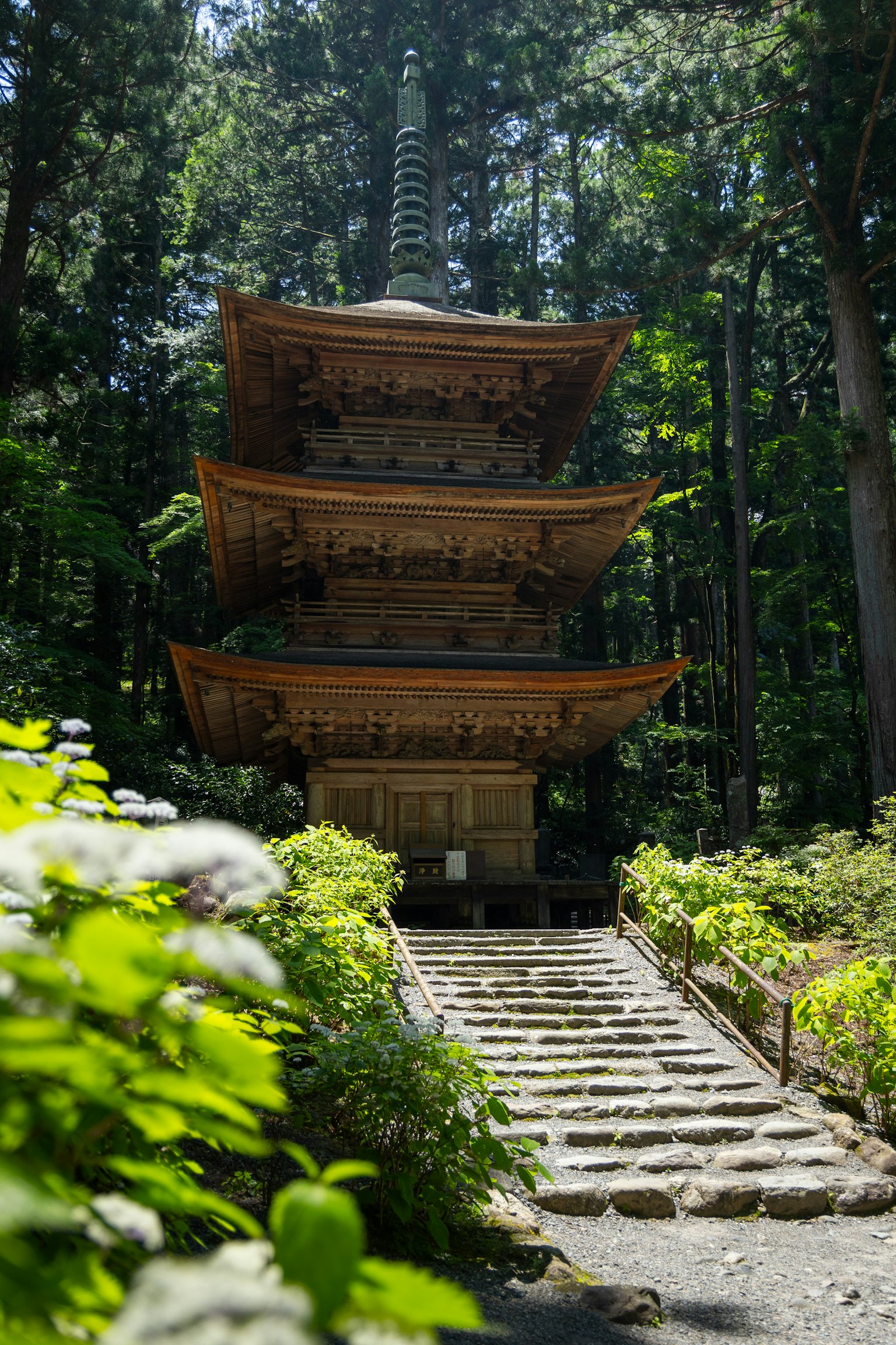 Una bella pagoda a cinque piani immersa in una foresta serena