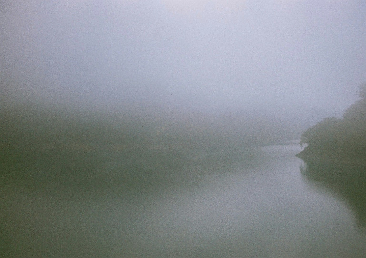 Paesaggio nebbioso con un fiume tranquillo