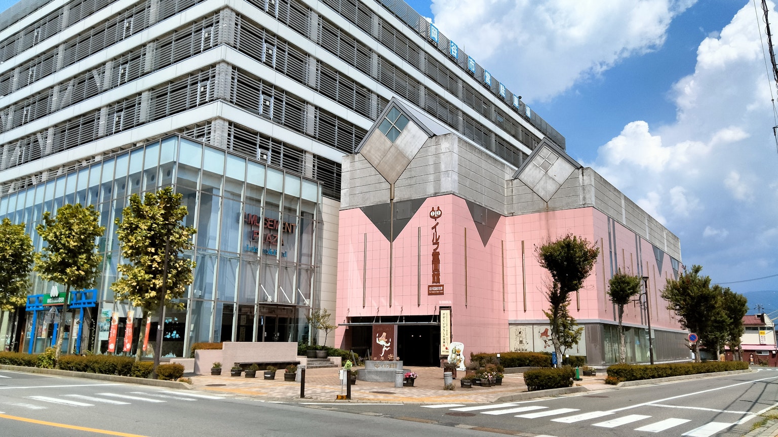 Gewerbegebäude mit rosa Fassade und moderner Glasstruktur