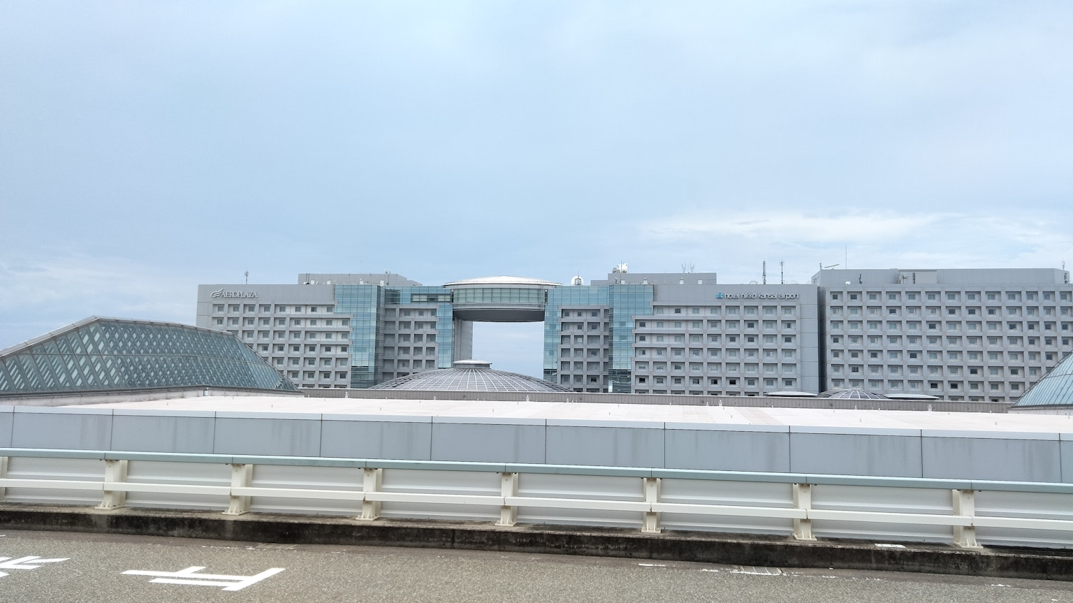 อาคารทันสมัยที่มีช่องกลางและภายนอกโทนสีน้ำเงิน