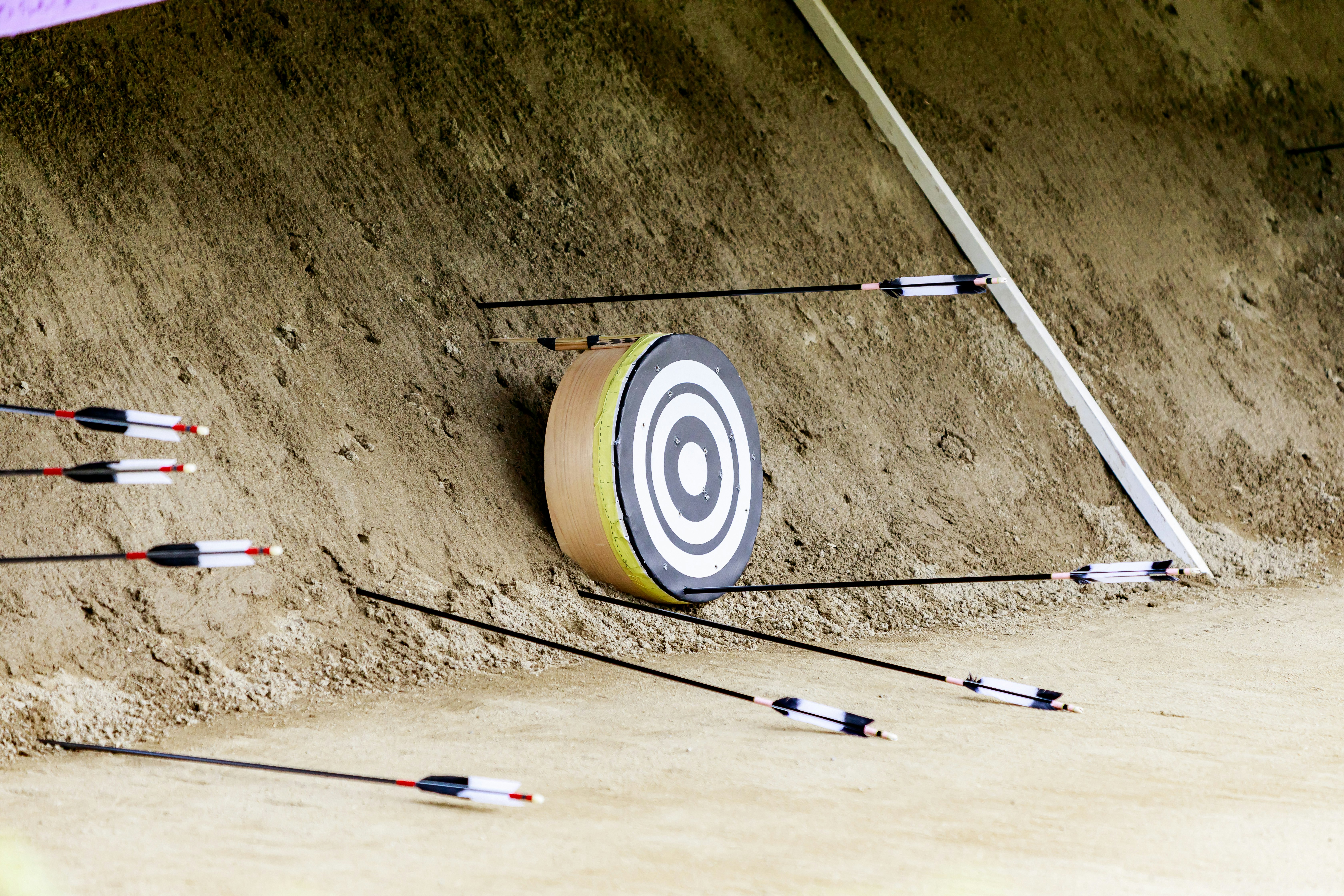 弓道の的と矢が並ぶ射場の床