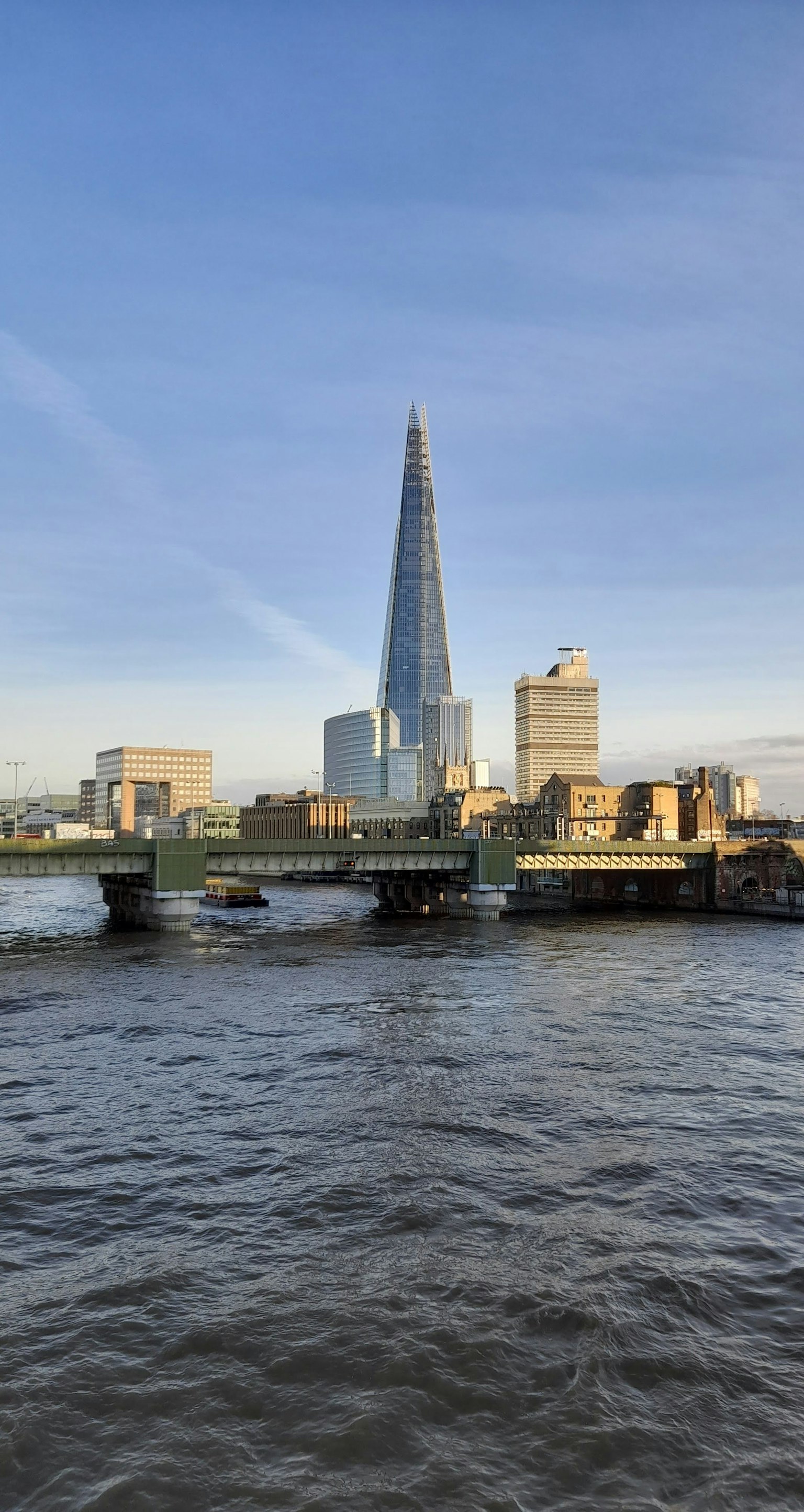 Vista de The Shard y el río Támesis en Londres