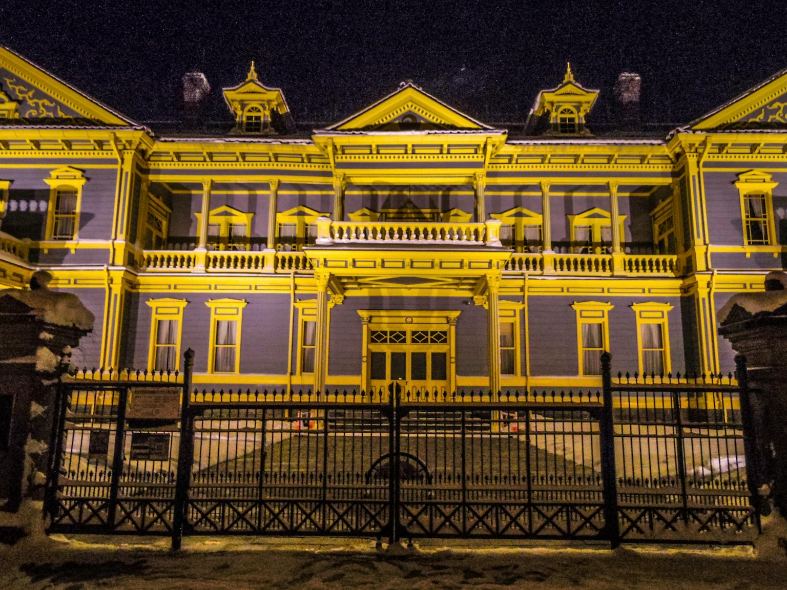 Hermoso edificio histórico de color púrpura iluminado por la noche