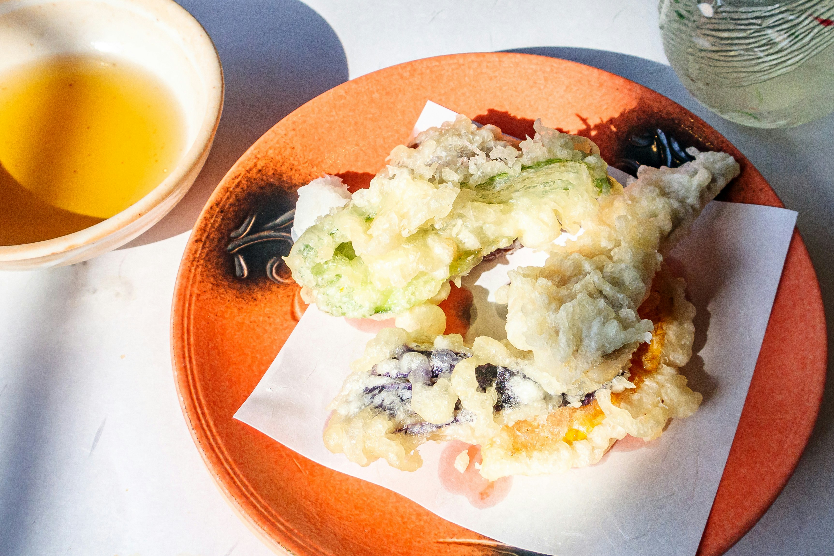 懐石料理の天ぷらと和食の盛り合わせ