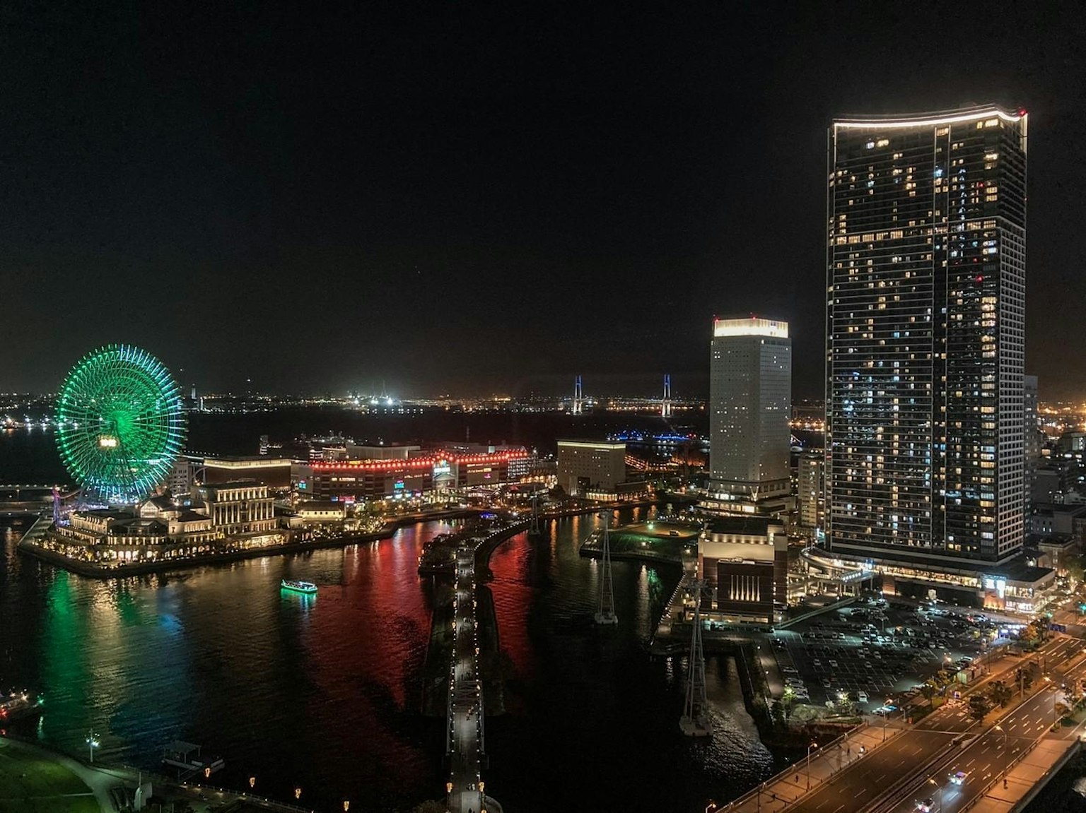 迷人的夜景港口高樓大廈和發光摩天輪