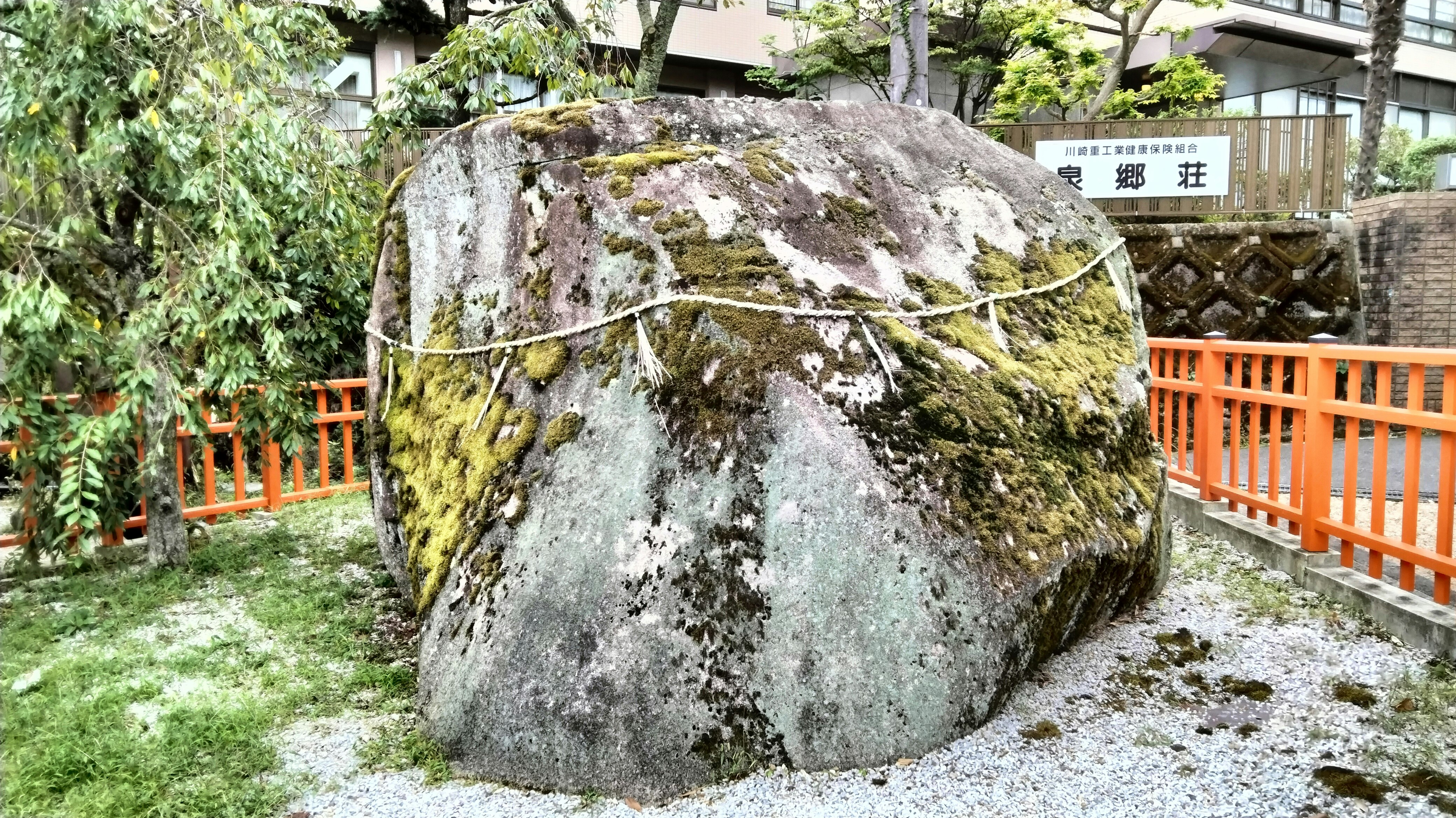 長滿青苔的大石頭與神社庭院小徑影像