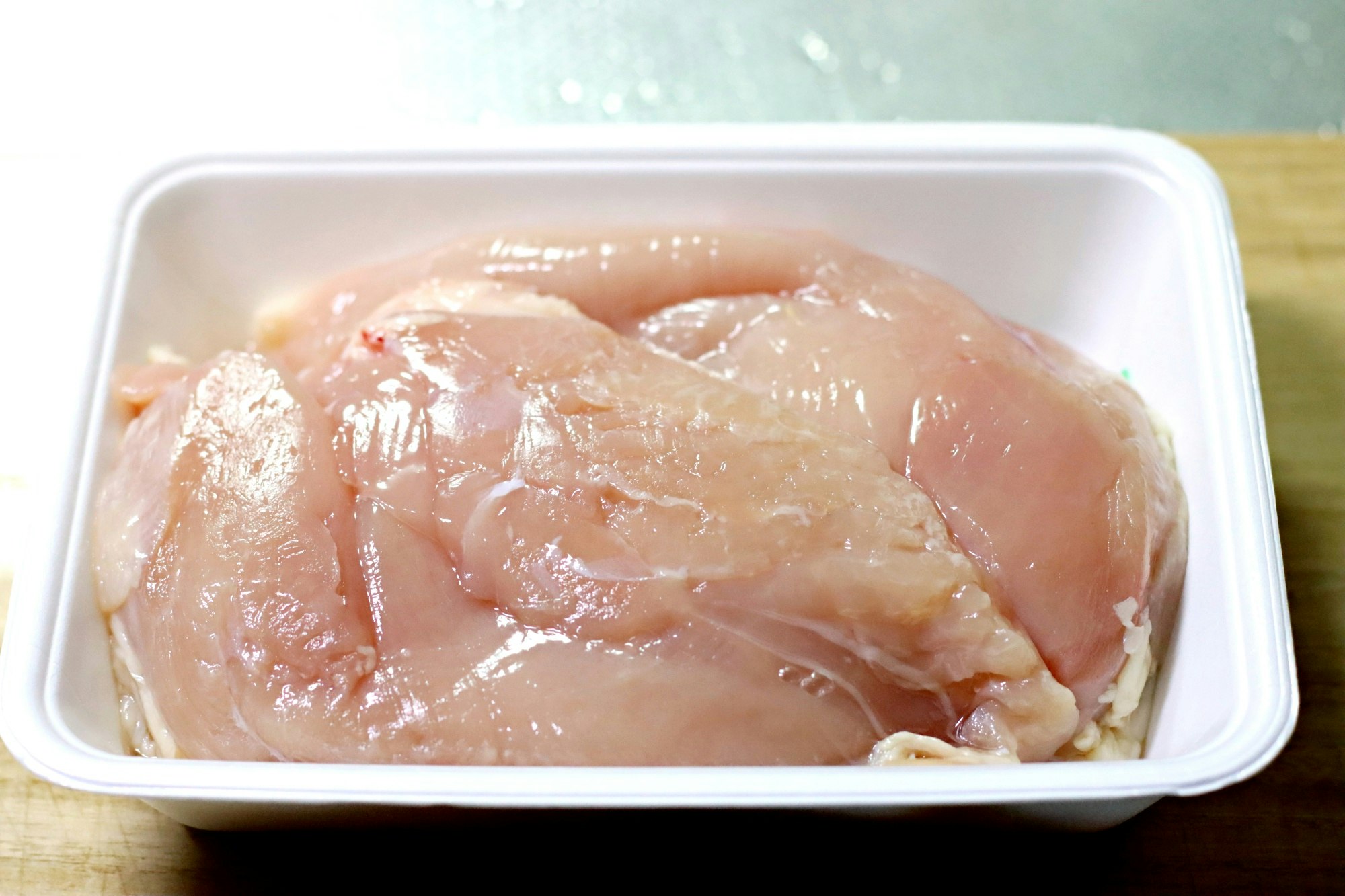 トレーに入った生の鶏肉の切り身