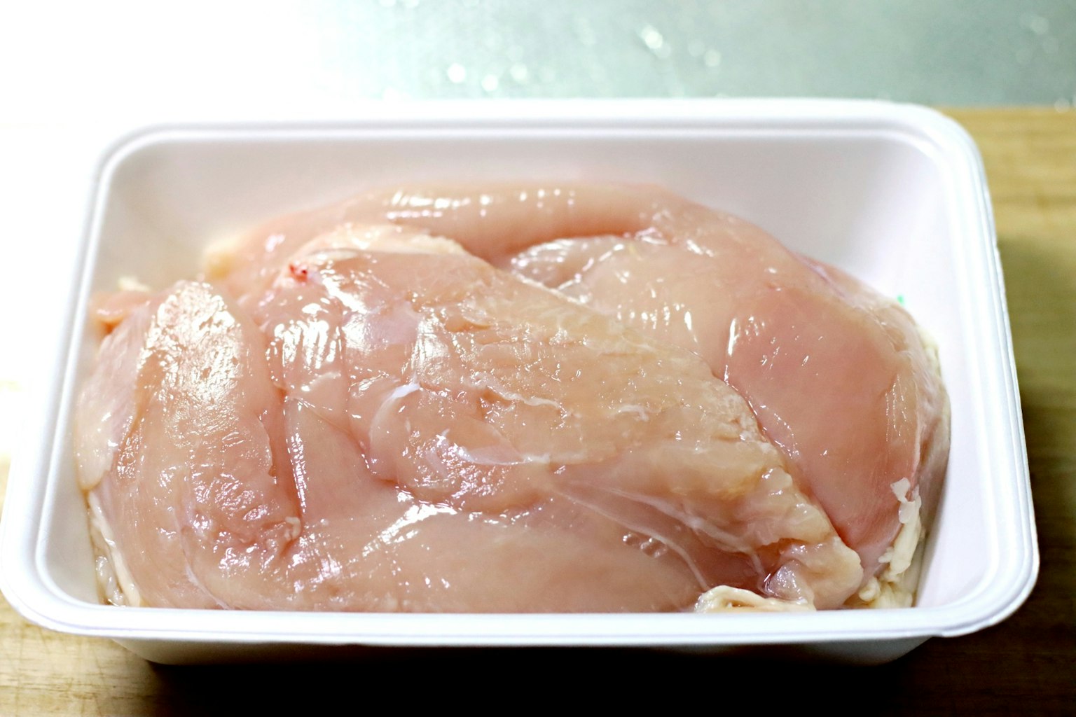 白色托盘中的生鸡胸肉