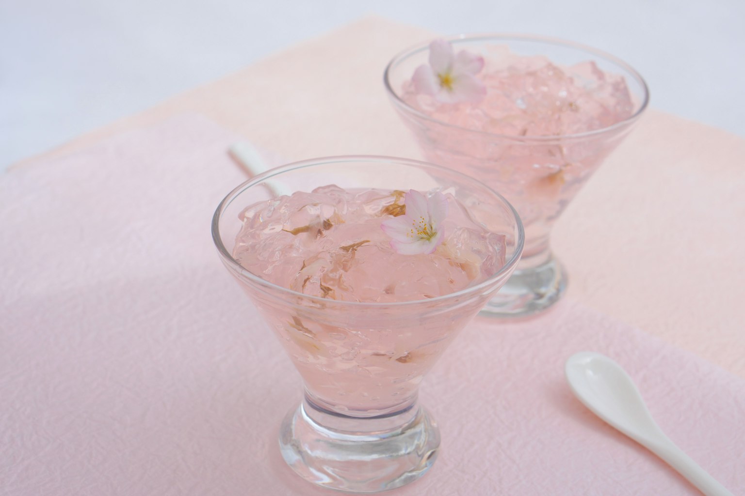 Imagen de postre rosa servido en dos copas de cristal