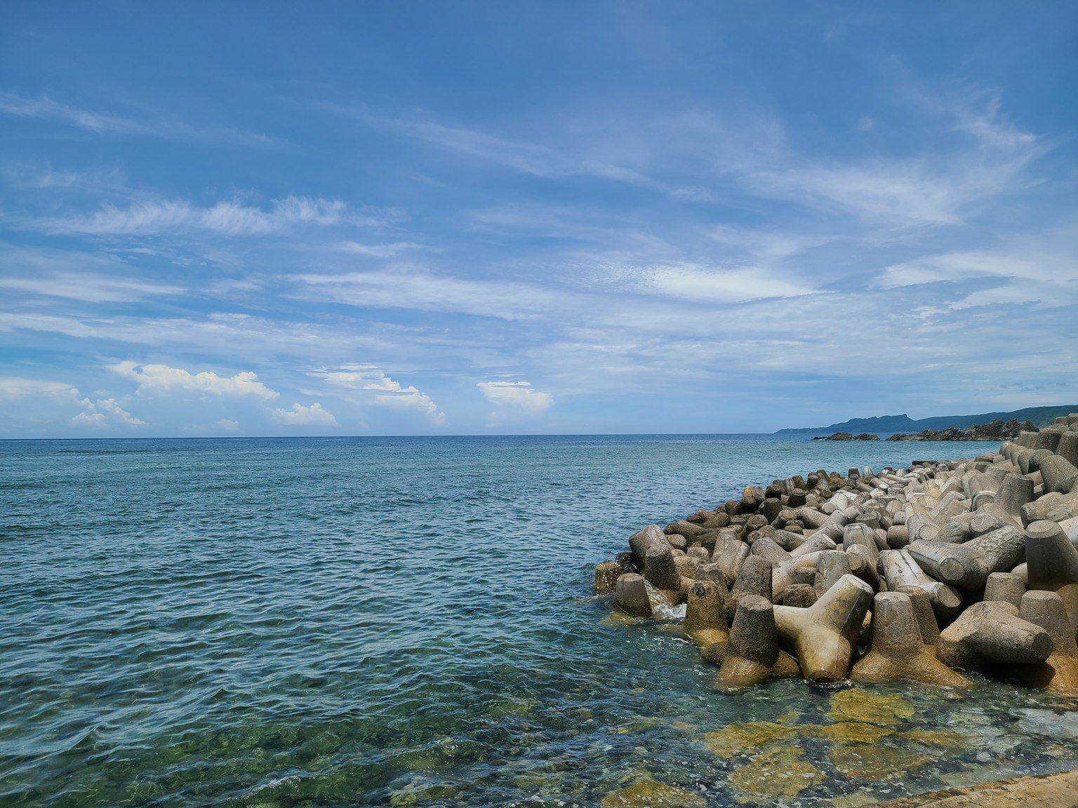 ทิวทัศน์ที่สวยงามของทะเลสีน้ำเงินและท้องฟ้าพร้อมชายฝั่งหิน