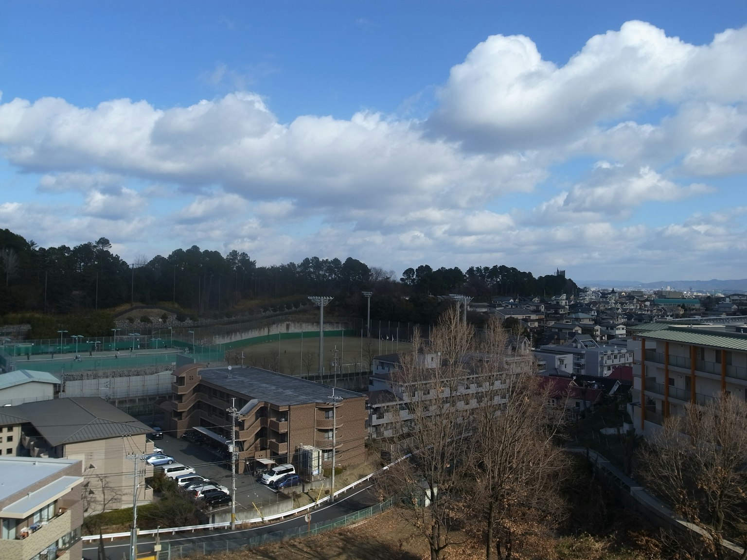 Paesaggio urbano sotto un cielo blu con nuvole bianche
