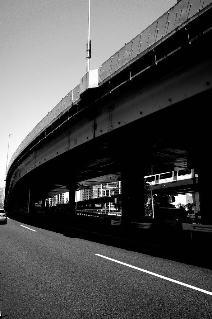 高架橋下的城市道路與車輛場景