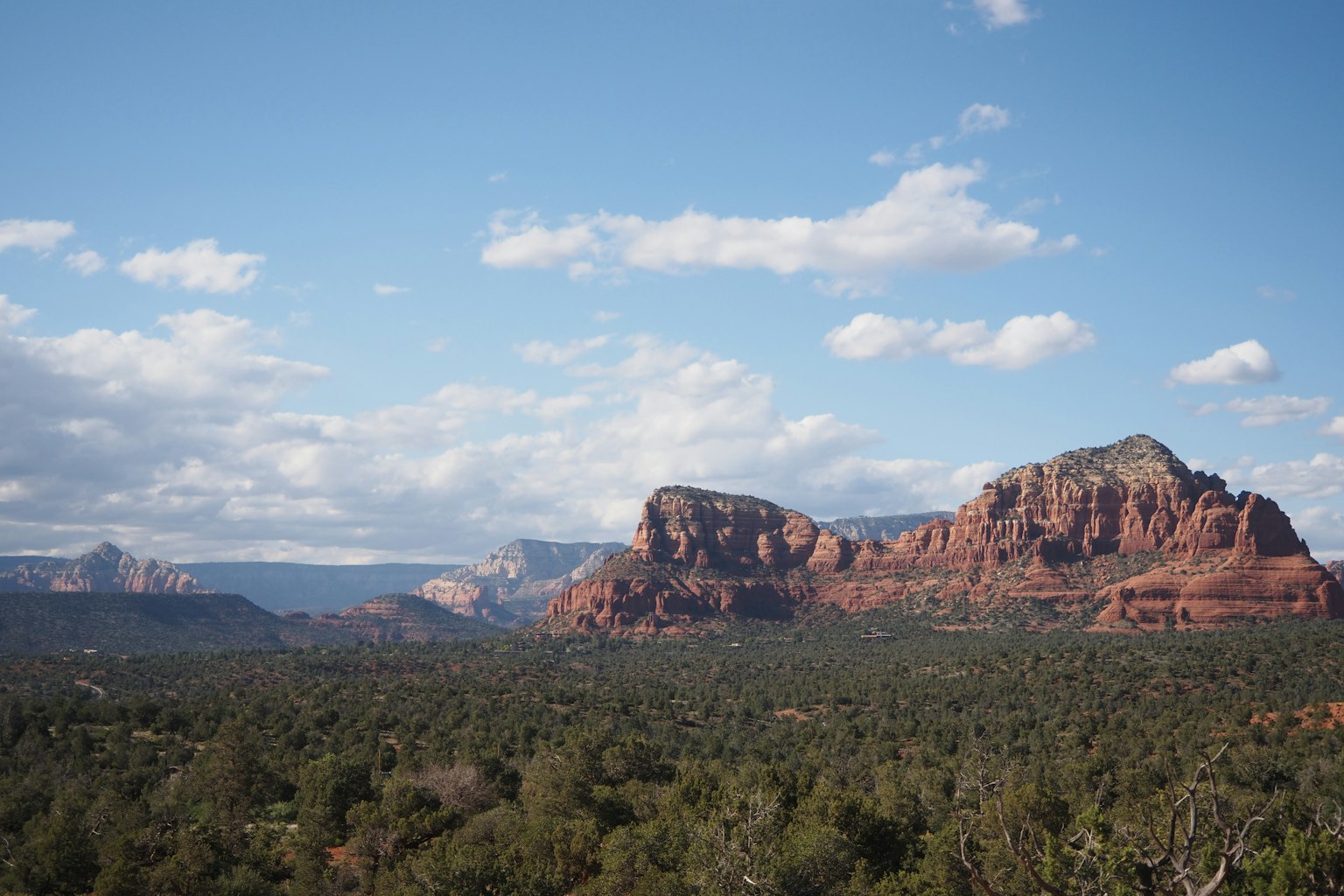 Formaciones rocosas rojas de Sedona bajo un cielo azul