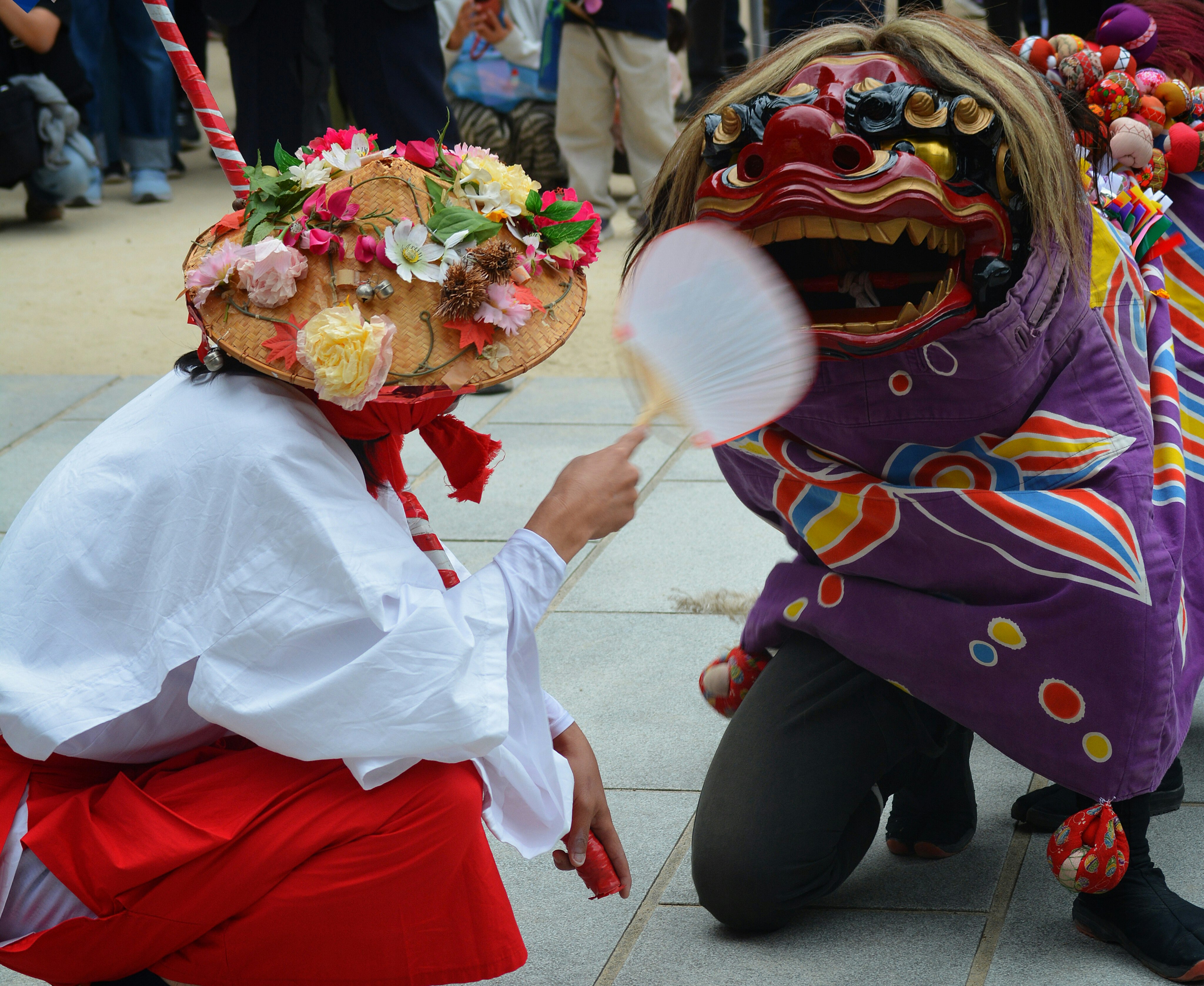 masque de danse du lion et danseur en costume avec tambour