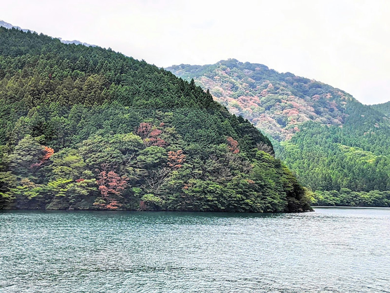 郁郁葱葱的山脉和宁静的湖泊风景