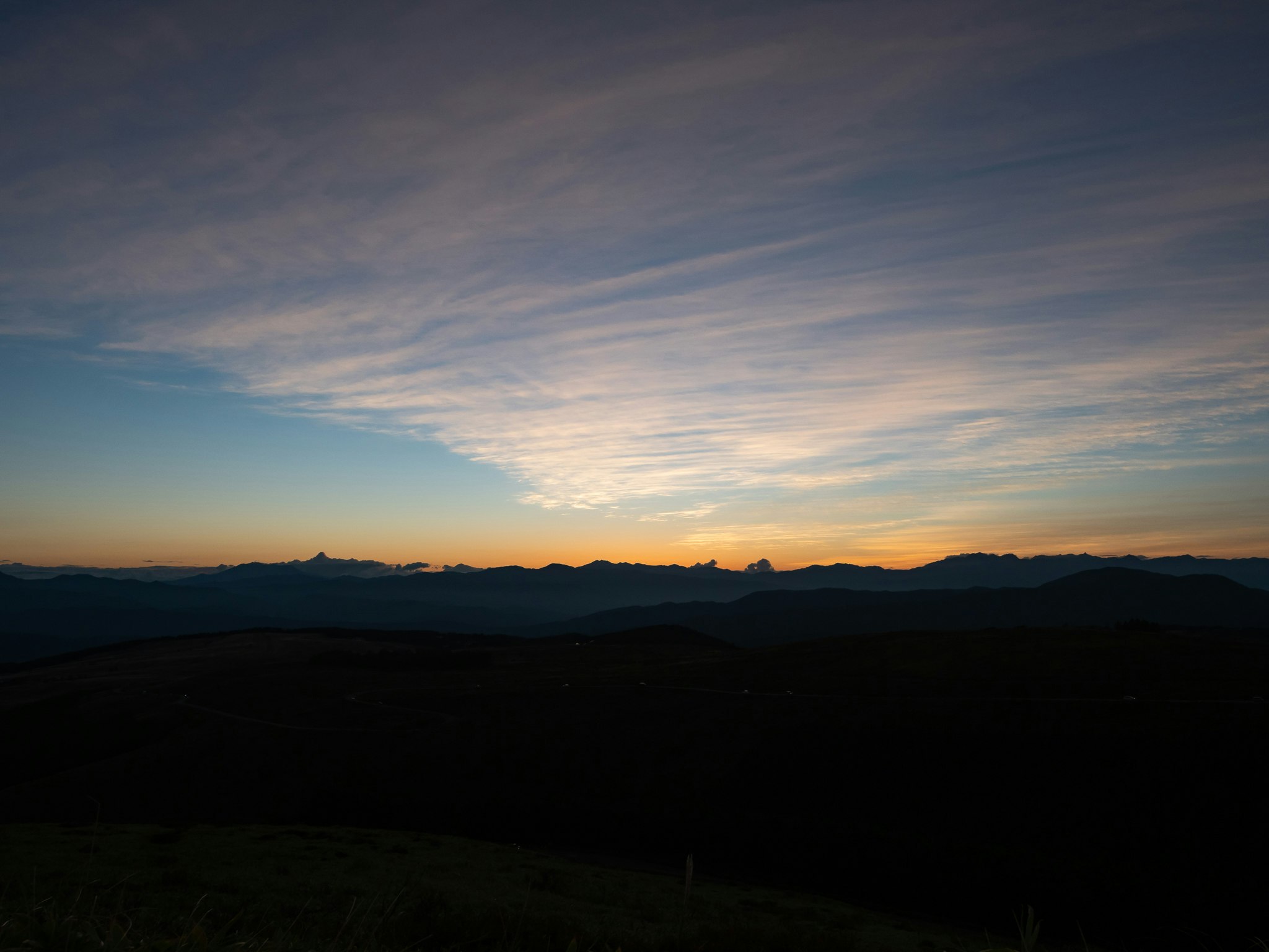 夕暮れの山並みと広がる空