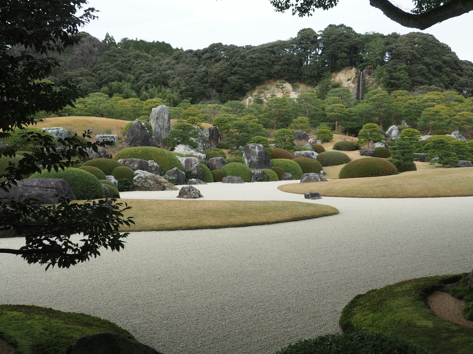 Scène de jardin japonais serein avec des rochers et de la verdure en harmonie