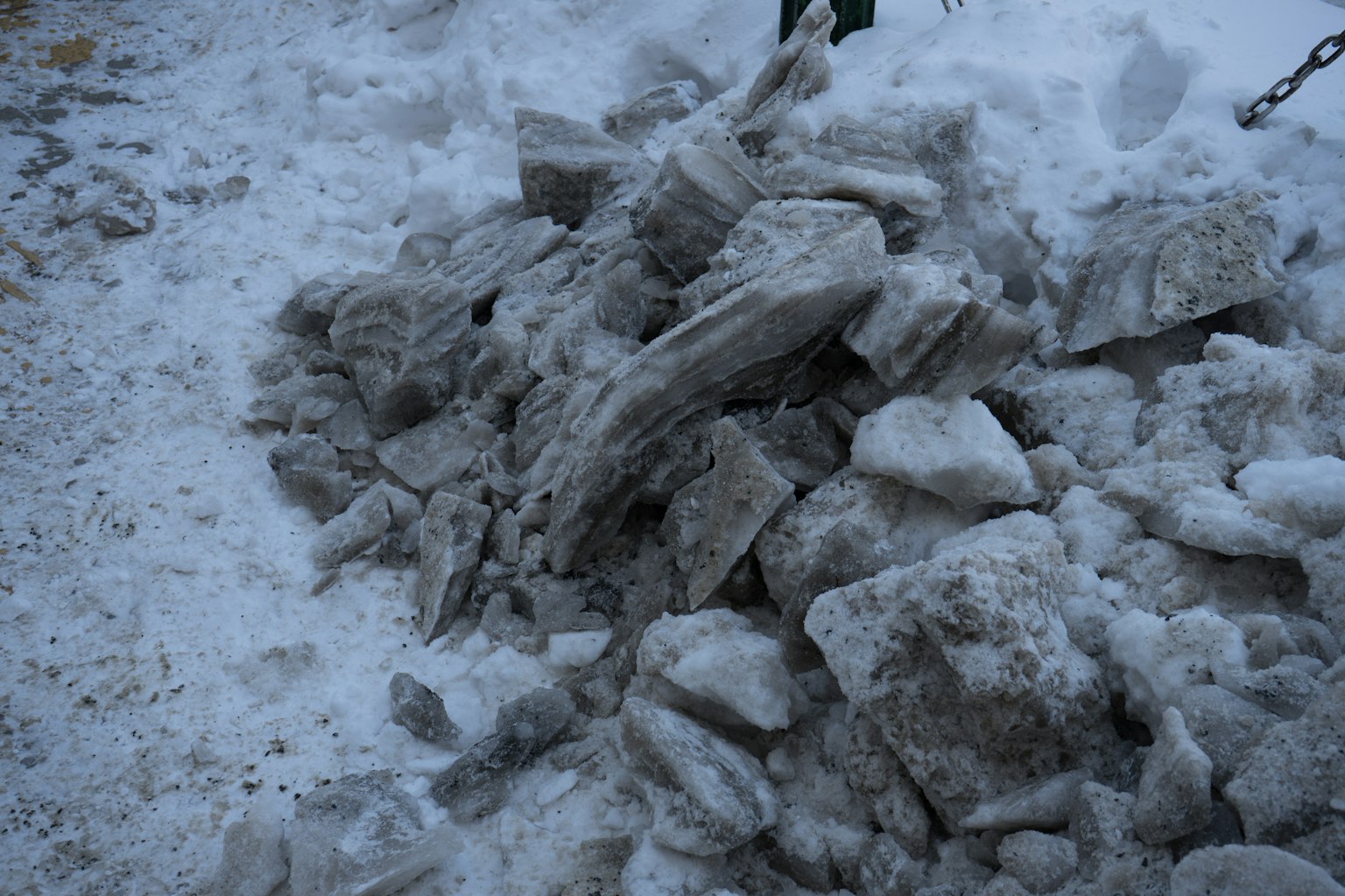 被雪覆盖的冰块堆