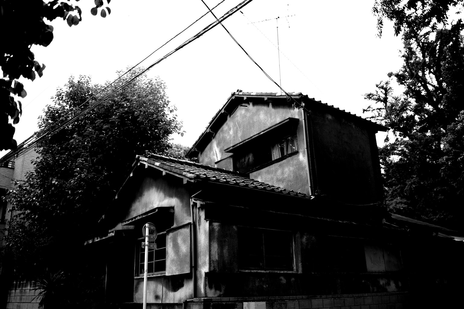 Một ngôi nhà Nhật Bản cũ được mô tả bằng đen trắng