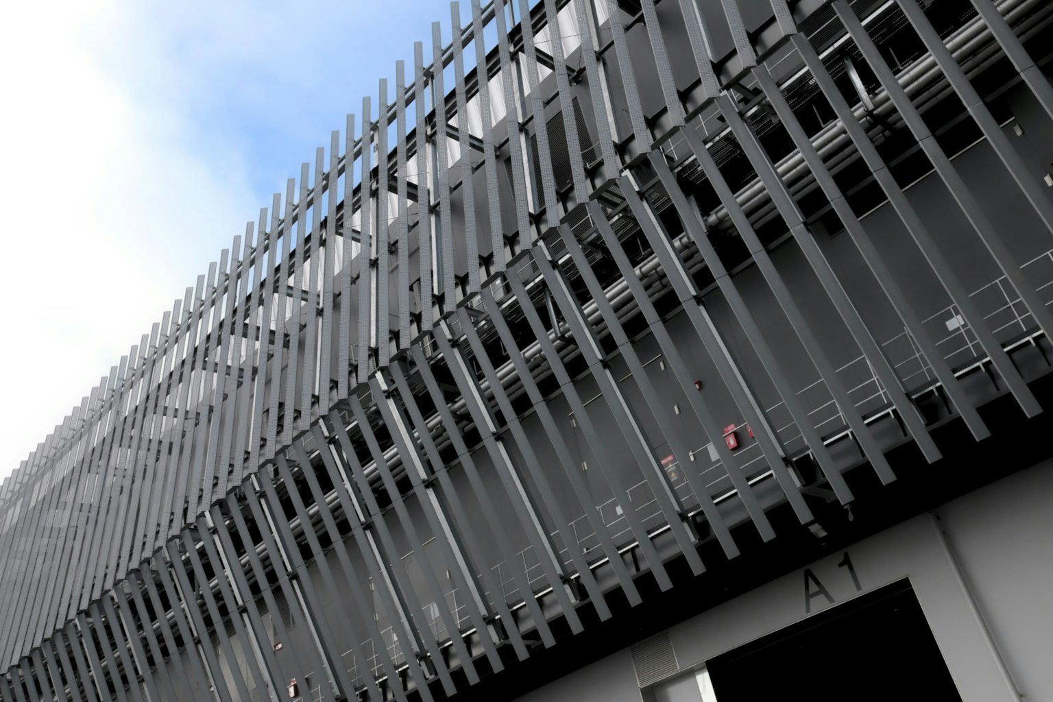 Extérieur moderne d'un bâtiment avec cadre en acier et façade en verre
