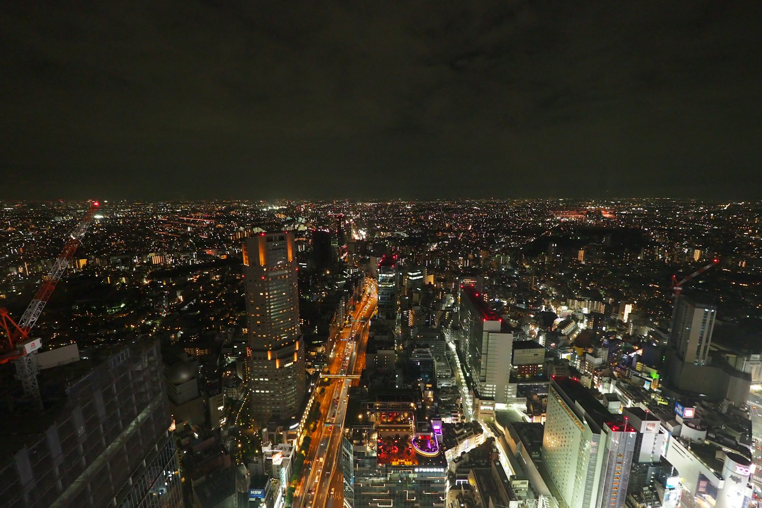 Vue aérienne de Tokyo la nuit avec des lumières de rue et des bâtiments de la ville
