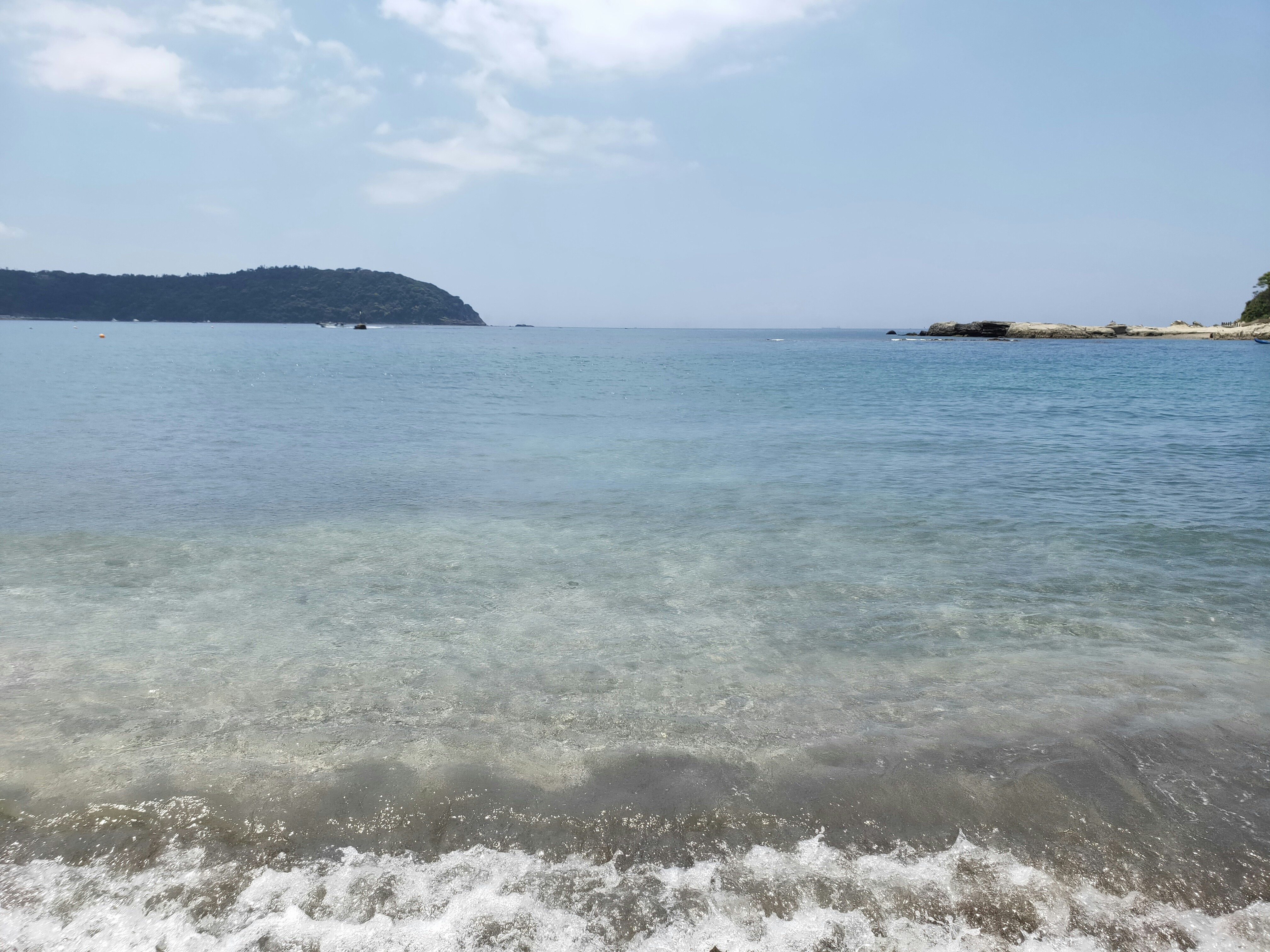 小さな浜辺の穏やかな海と波