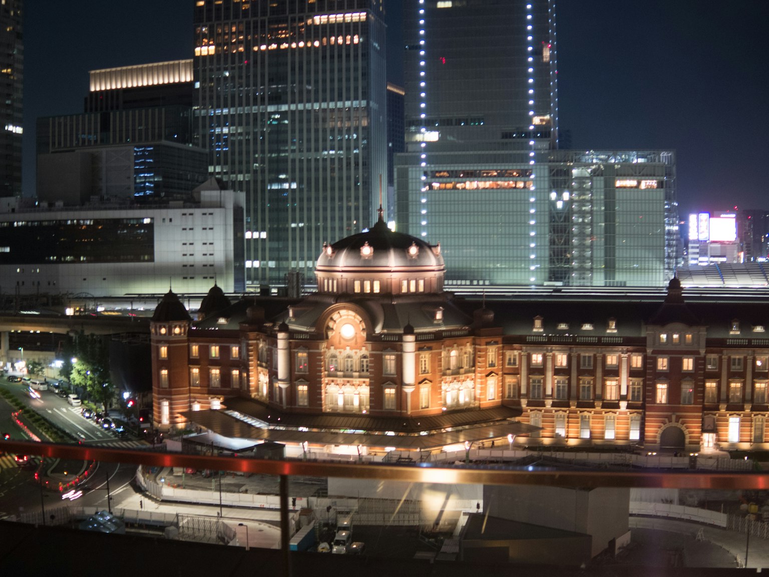 东京站夜景与现代摩天大楼