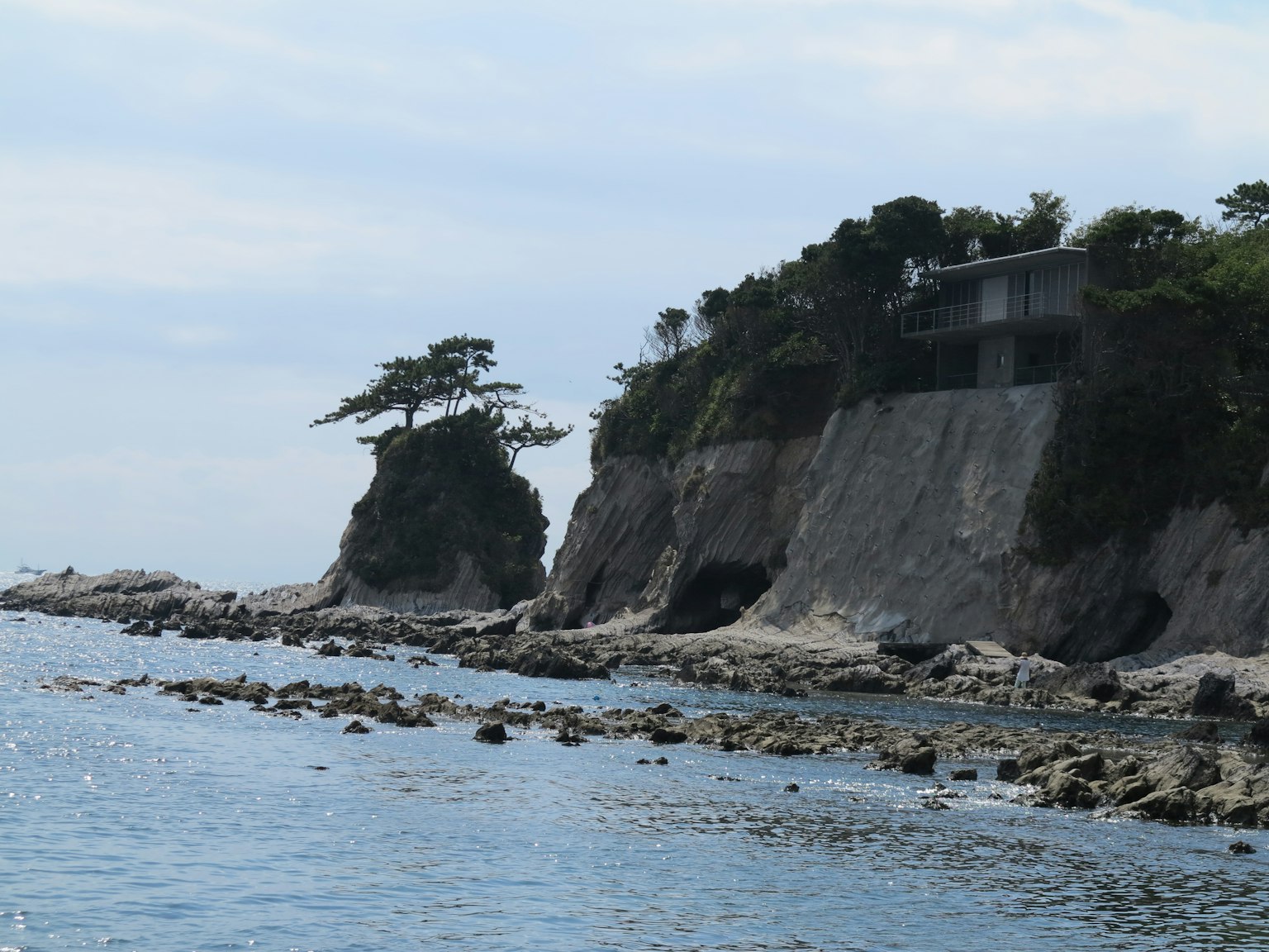 Pemandangan pesisir dengan batu dan pohon