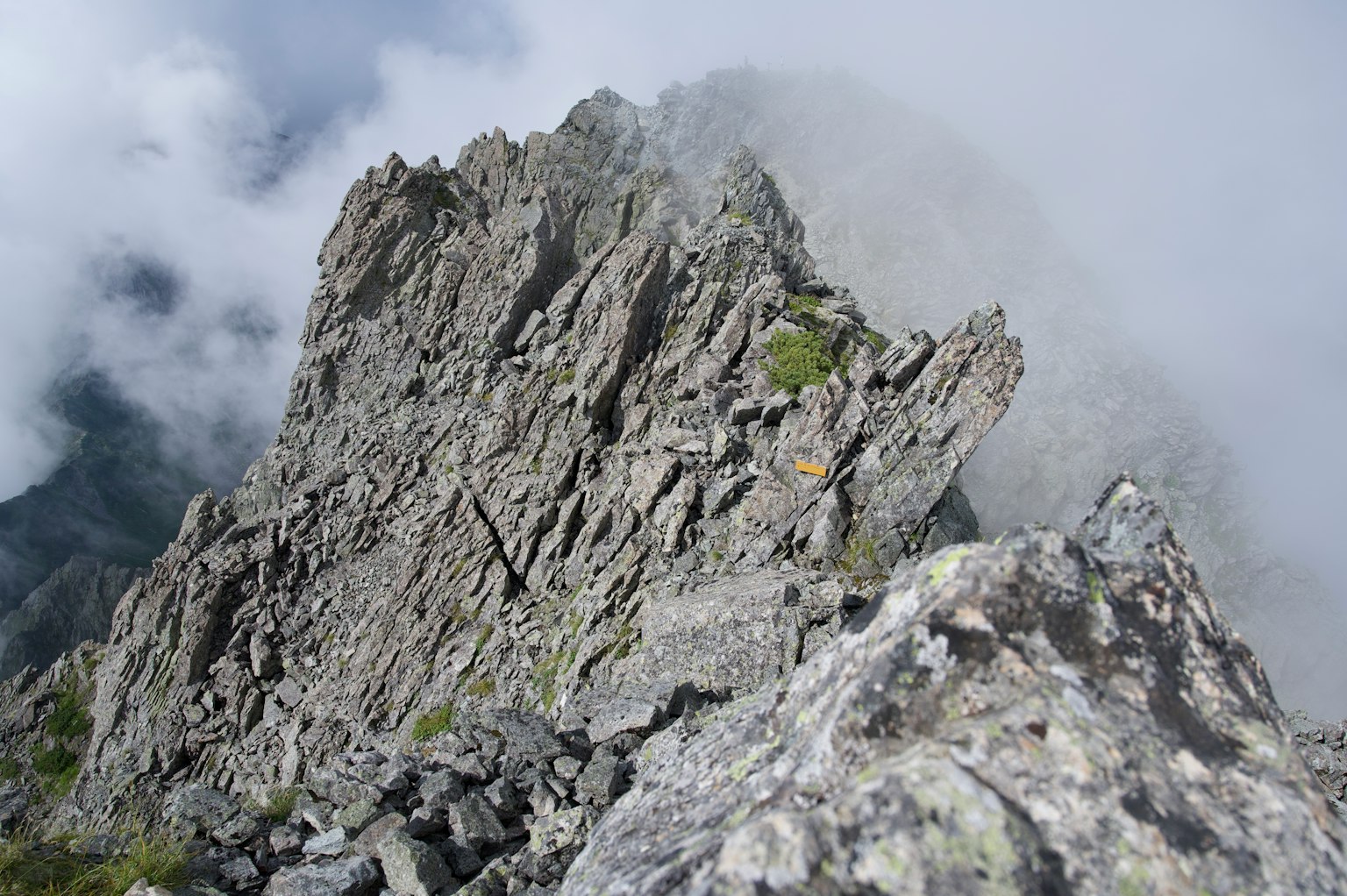 崎嶇的山峰與岩石表面及周圍雲霧