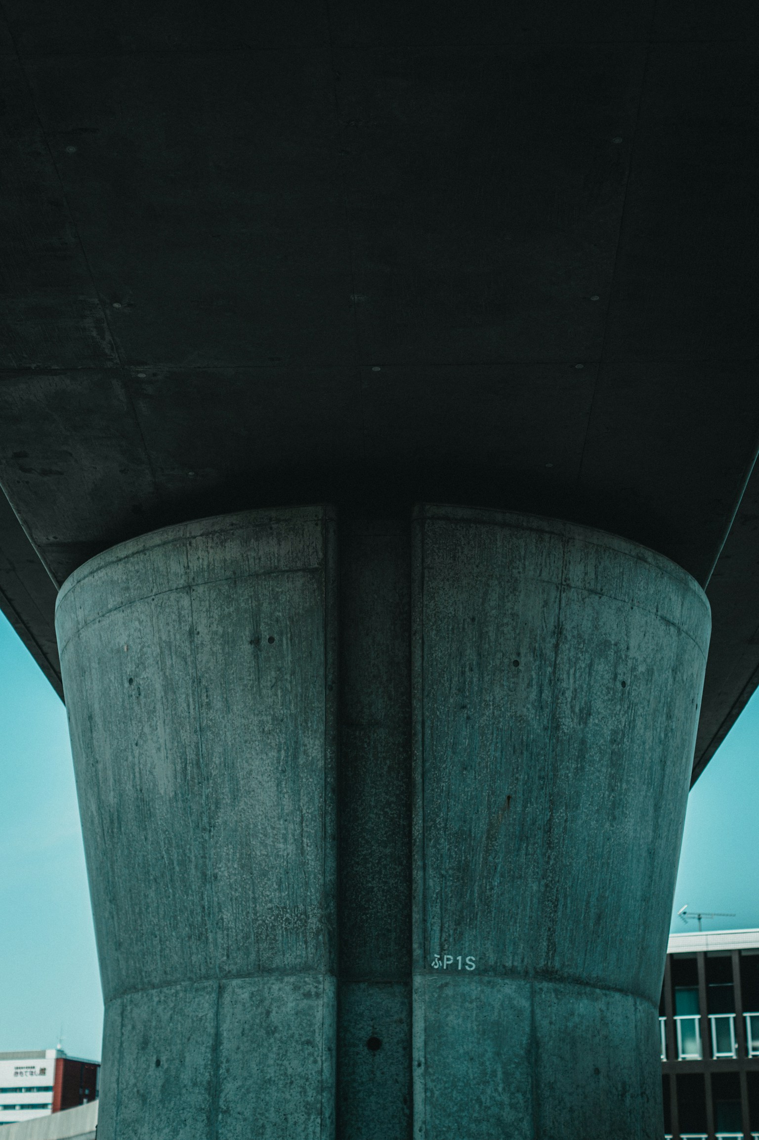 Image montrant une vue en contre-plongée d'une colonne en béton