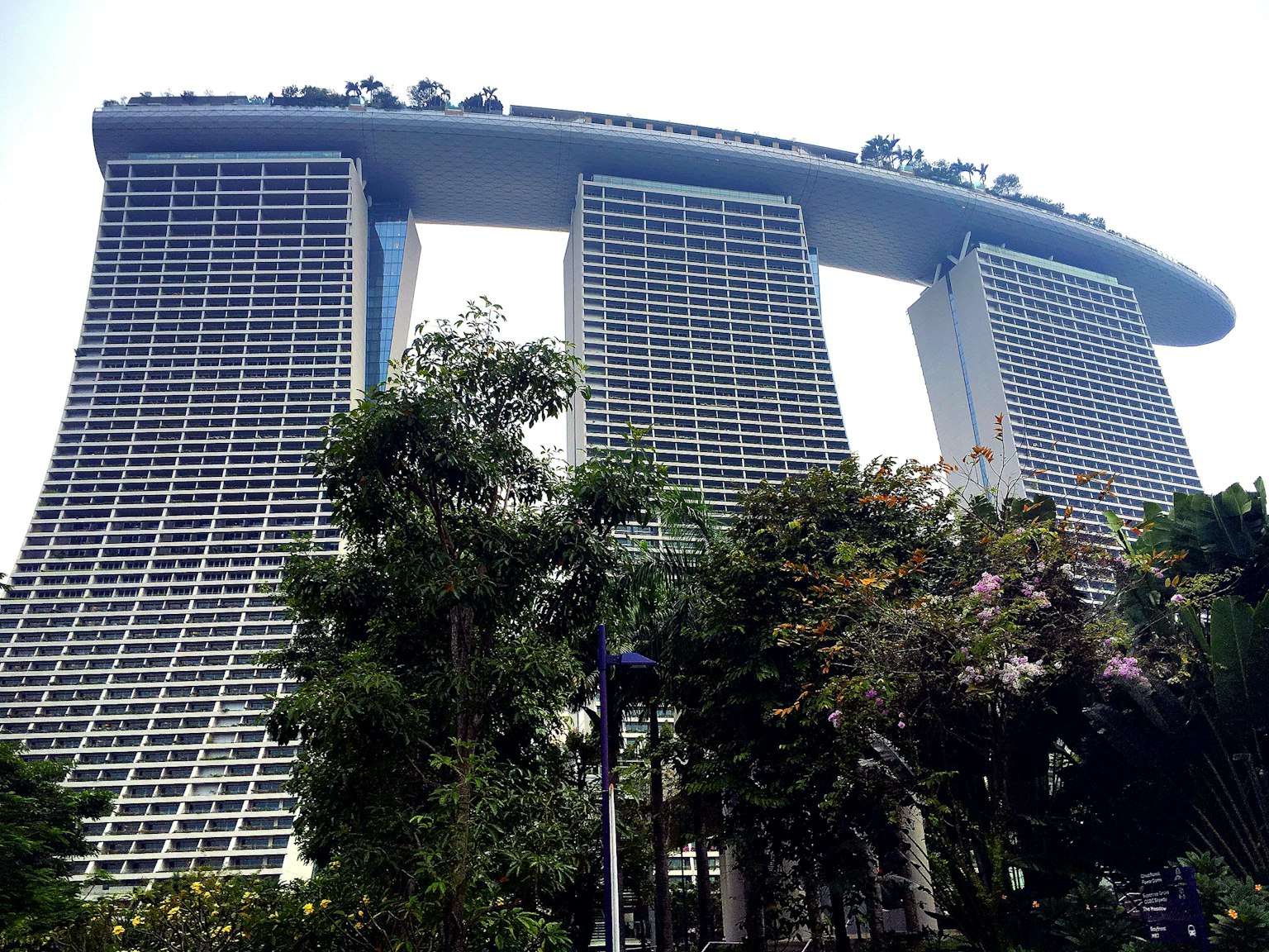 Ikonische Architektur des Marina Bay Sands in Singapur mit umliegendem Grün