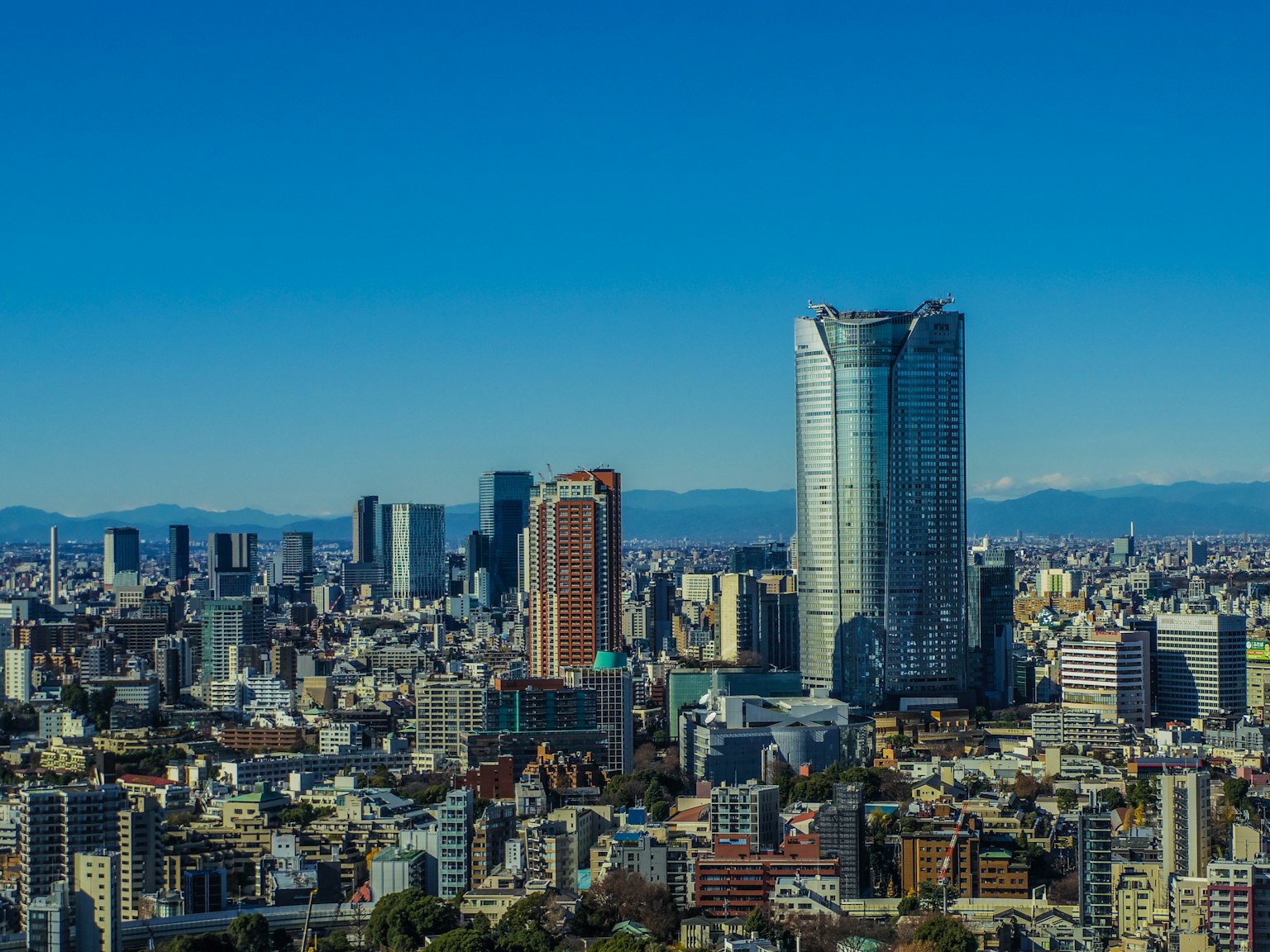 Pemandangan panorama garis langit Tokyo dengan gedung pencakar langit