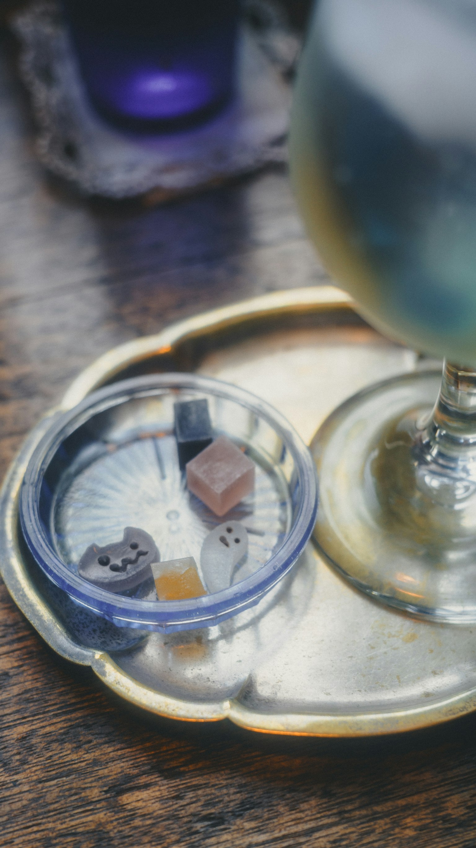 透明なグラスと色とりどりのチョコレートが盛られた皿