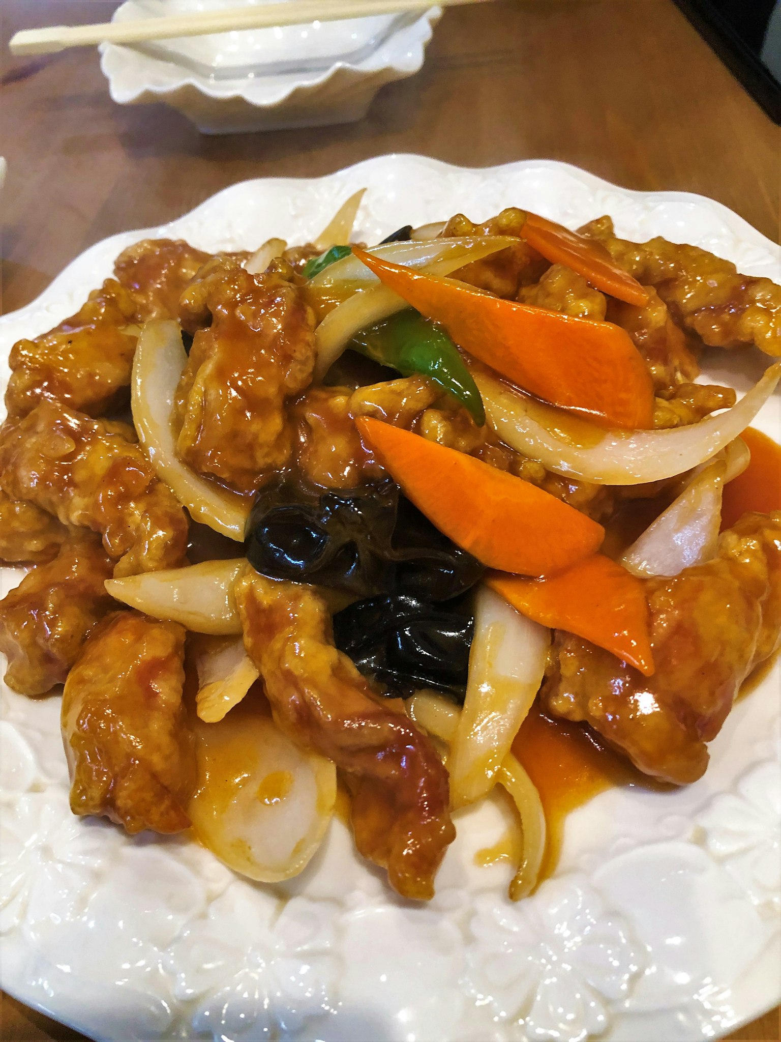 甜酸雞肉與蔬菜的盤子