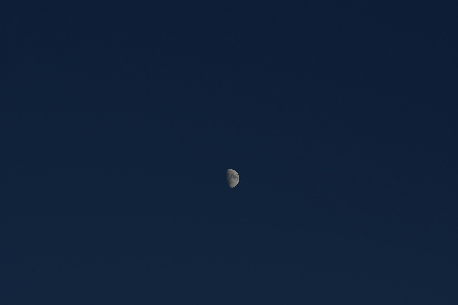 Mezza luna nel cielo blu scuro