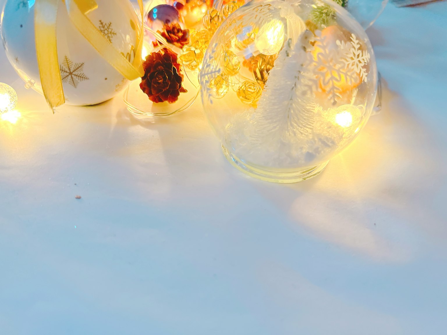 Una bella scena con bottiglie di vetro decorative e luci calde