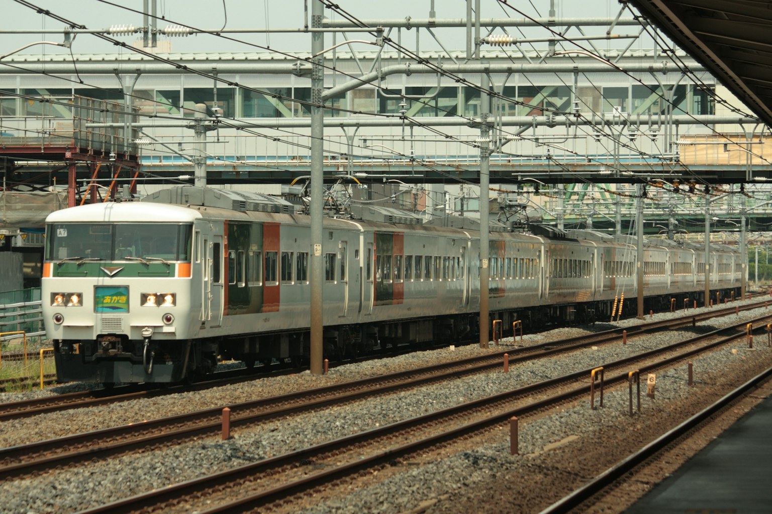 Sebuah kereta yang melaju di rel dalam pengaturan stasiun