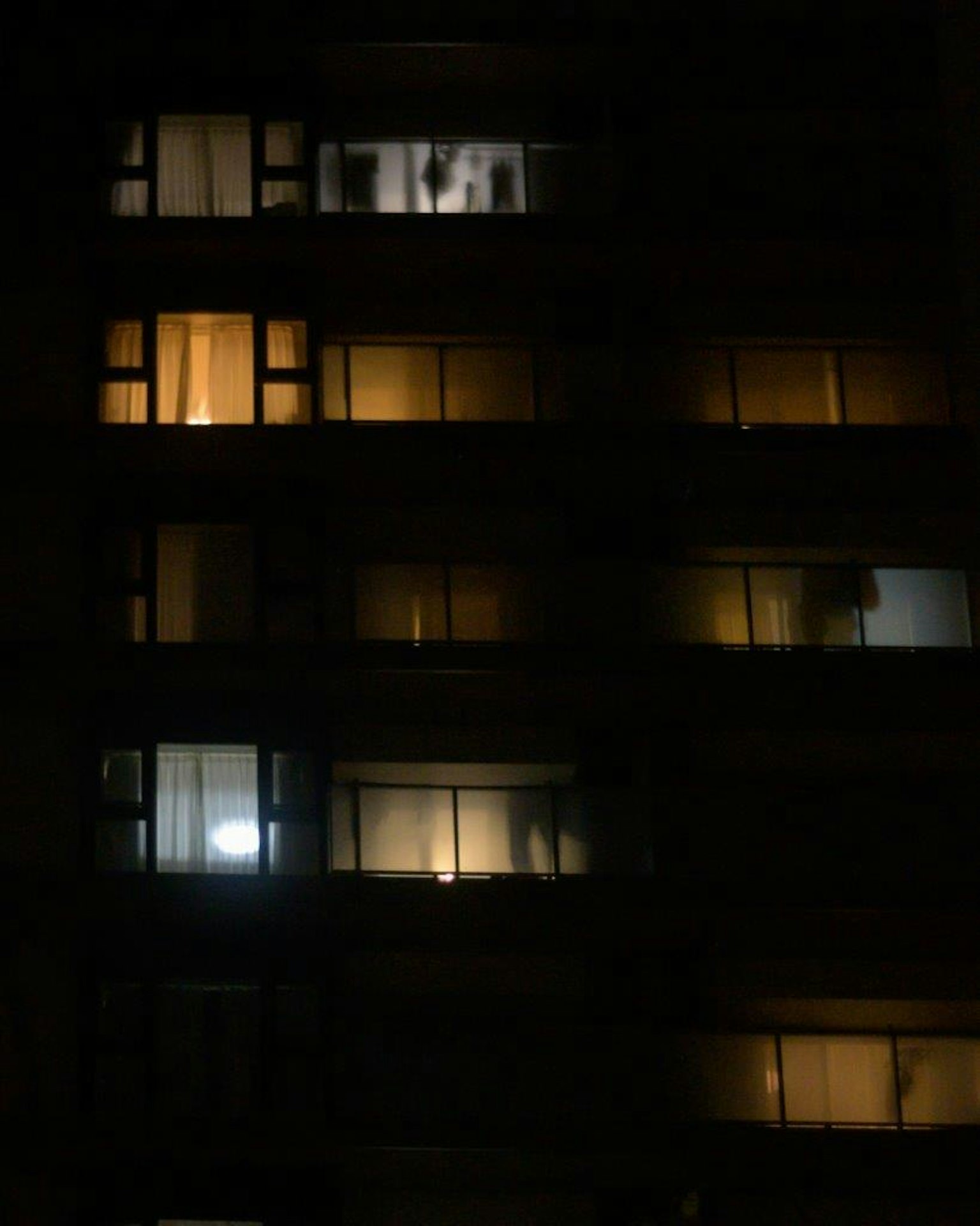 Finestre illuminate di un edificio di notte