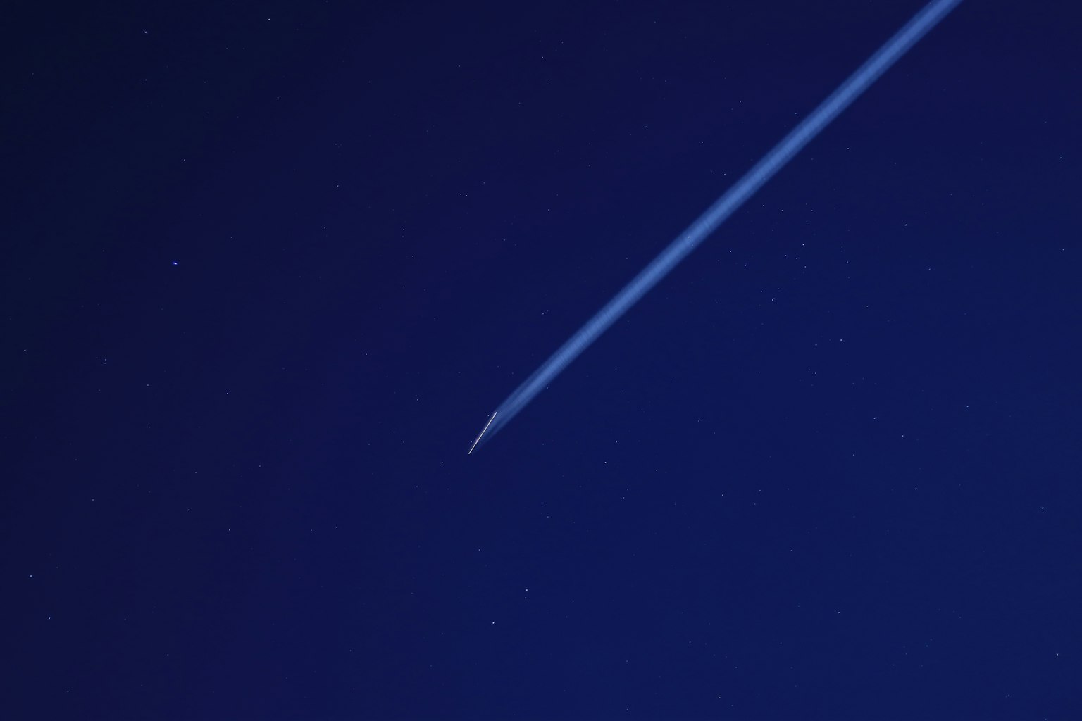 Jejak pesawat di langit biru gelap