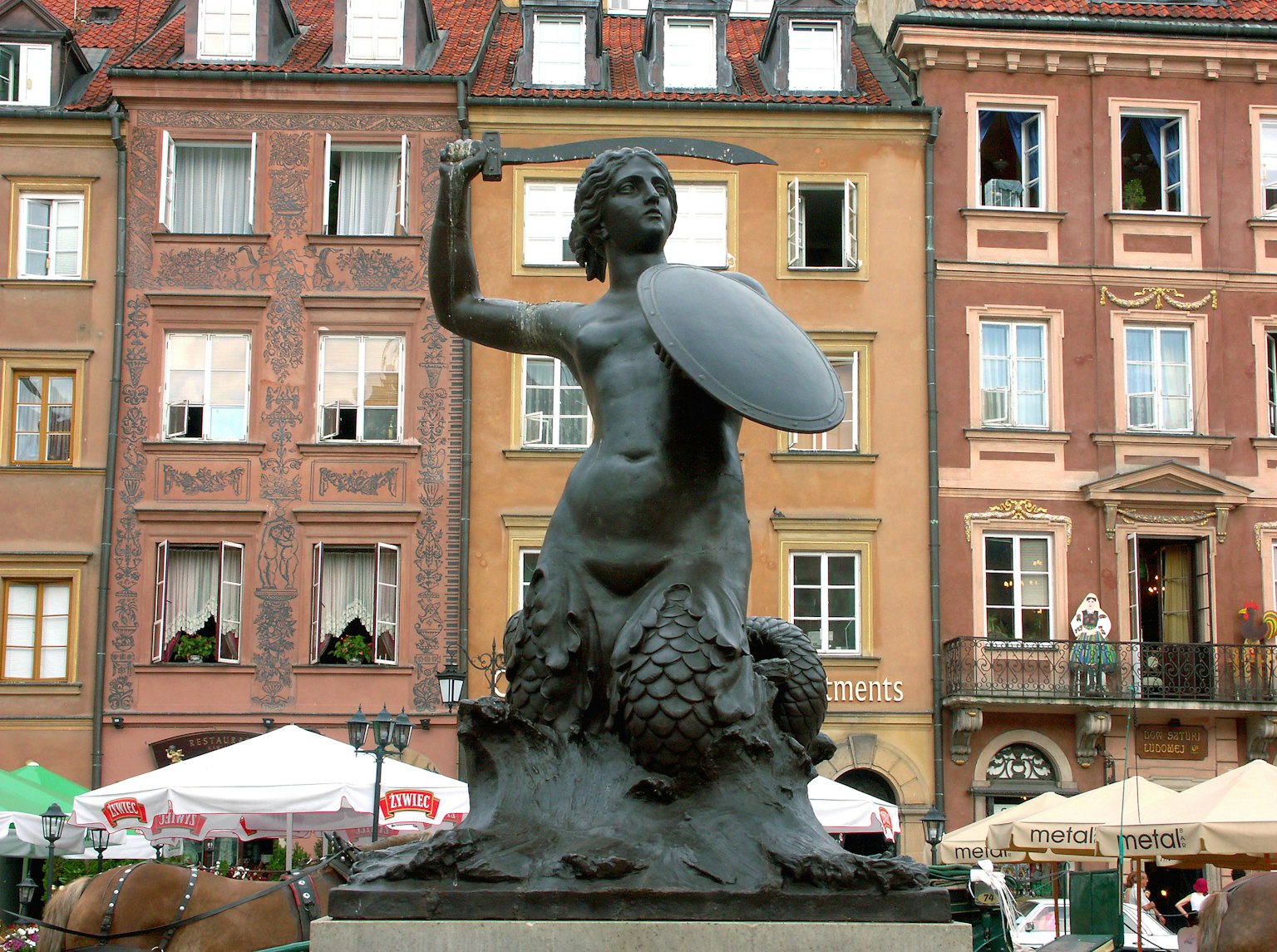 Une belle statue de sirène à Varsovie avec des bâtiments historiques en arrière-plan