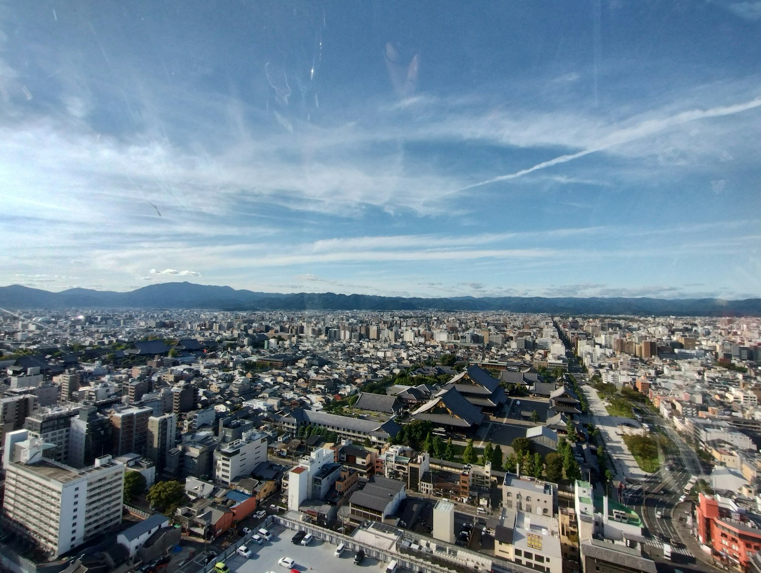 Vista aerea del paesaggio urbano di Kyoto con cielo blu e nuvole