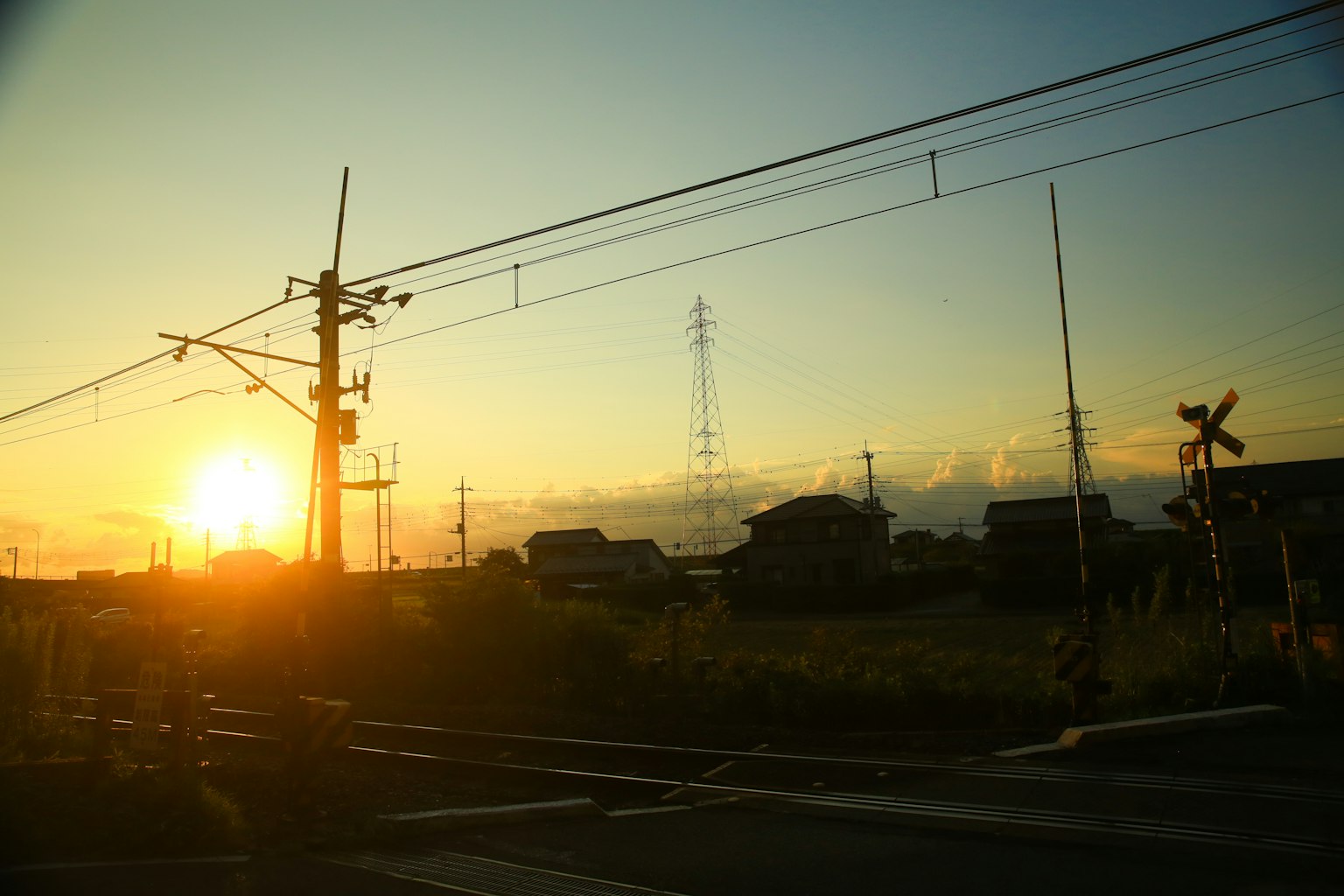 日落時分，鐵路軌道和背景中的電線桿