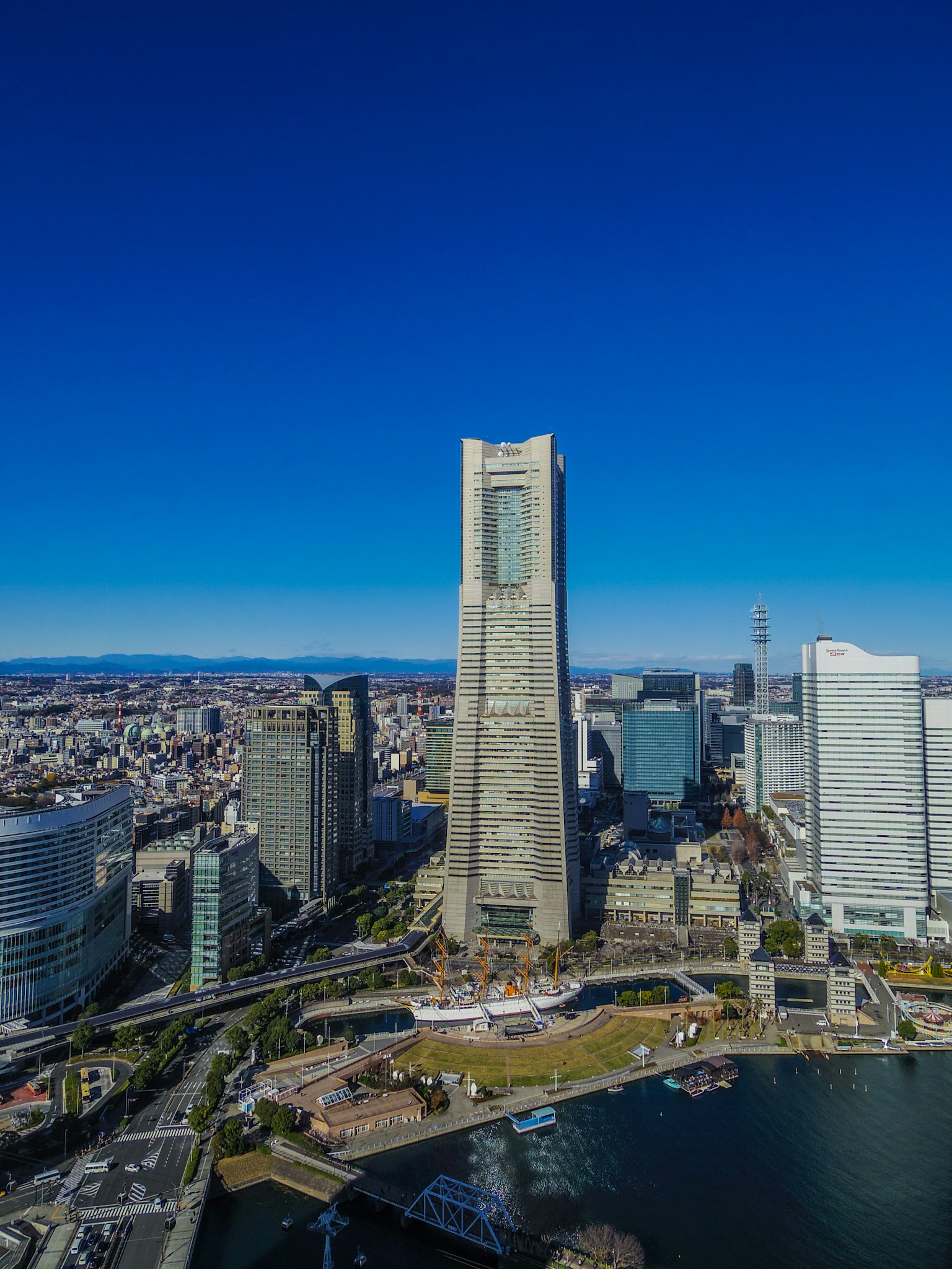 Luftaufnahme des Yokohama Landmark Towers und umliegenden Wolkenkratzern